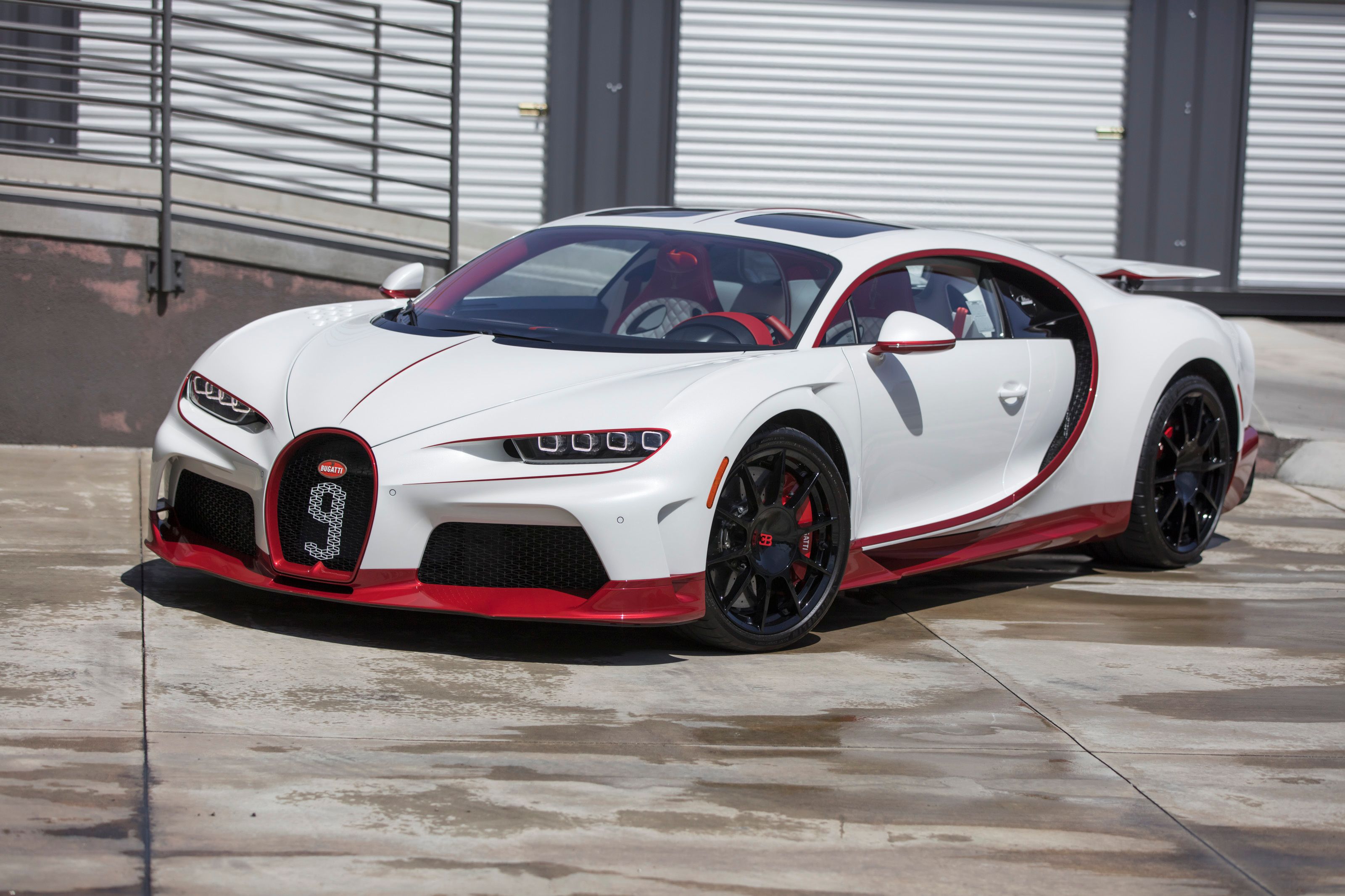 Ansicht des Chiron Super Sport von schräg vorn auf nassem Vorplatz