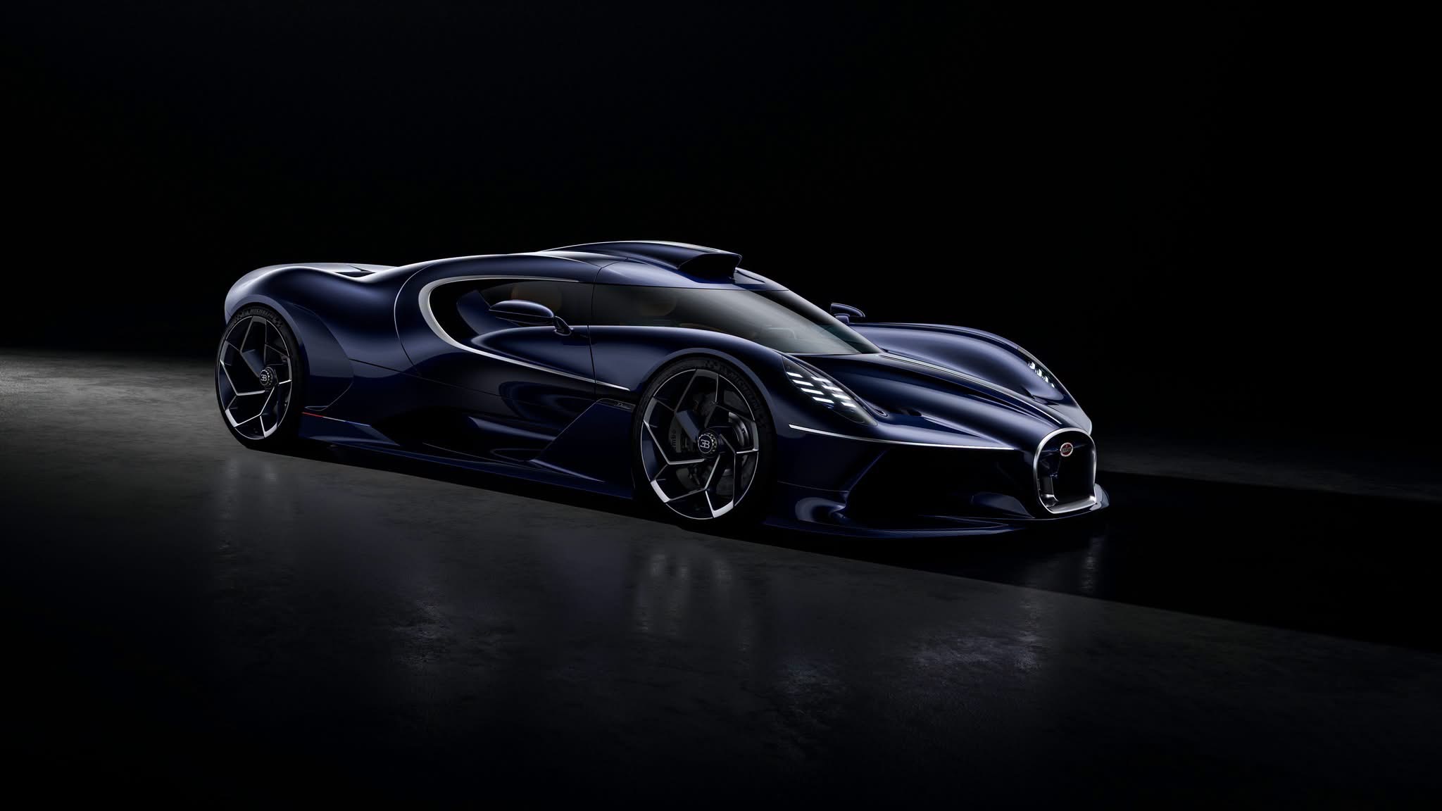 Der Bugatti Destrier in Sapphire Celeste in der vorderen Dreiviertelansicht in einem dunklen Studio