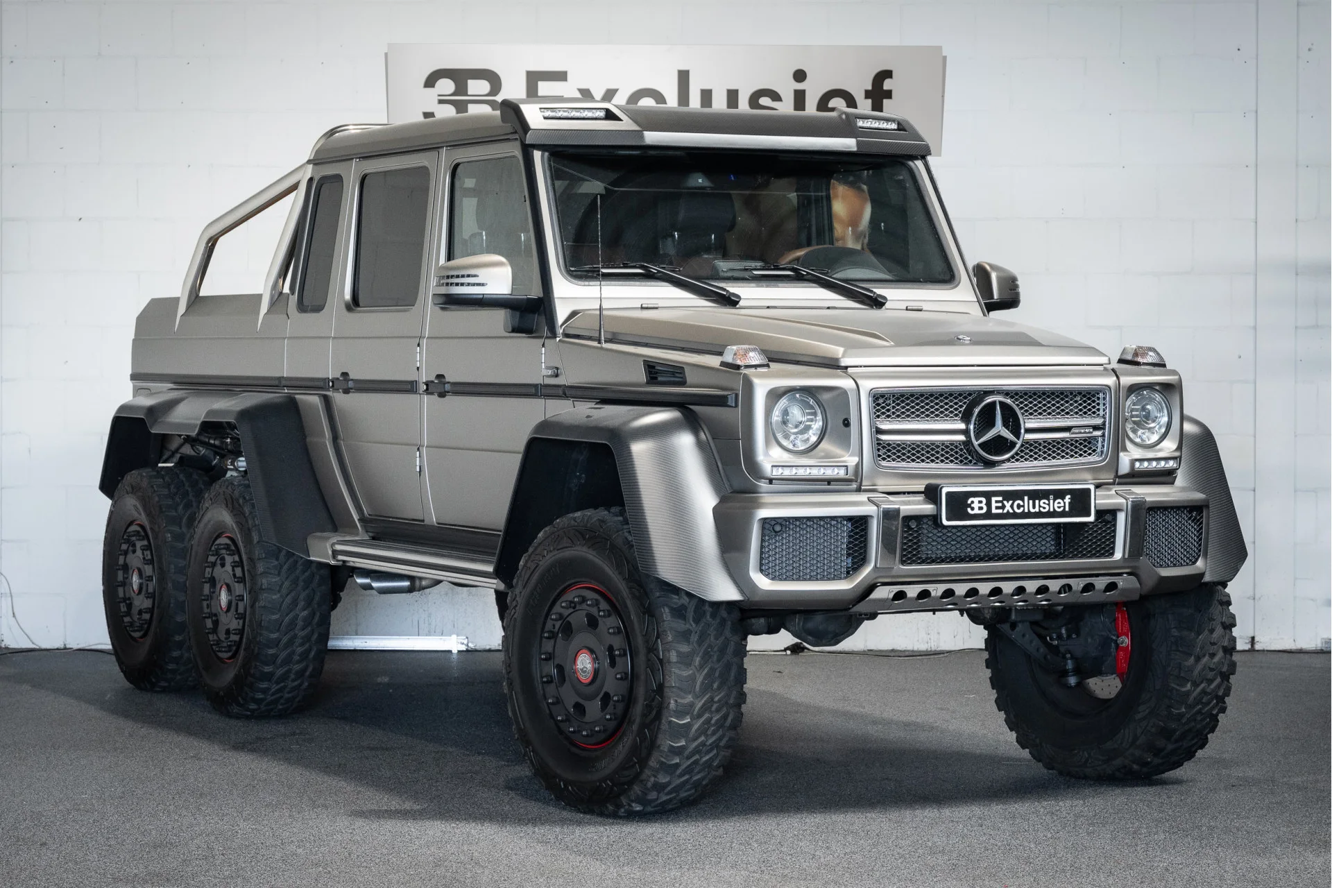 Ein mattgrauer Mercedes-AMG G 63 6x6 im Showroom von 3B Exclusief in Rotterdam