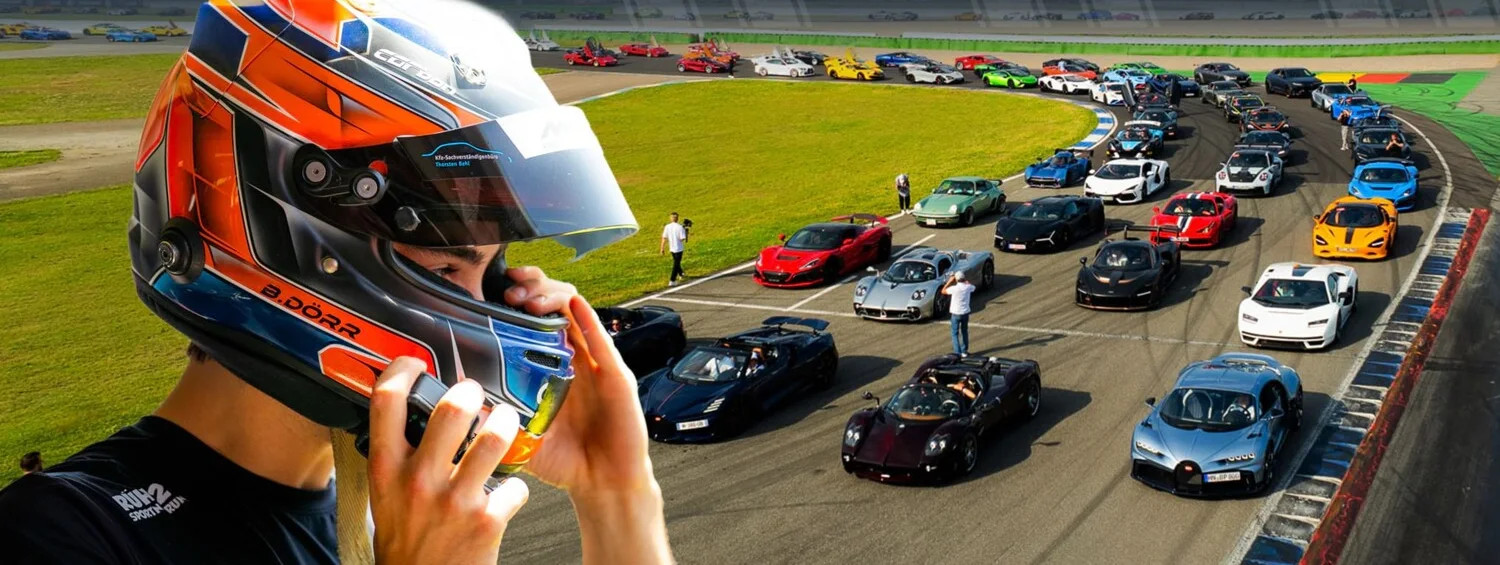 Un pilote enfile un casque orange, bleu et noir marqué B. Dörr, et derrière lui des dizaines de supercars et d'hypercars alignées pare-chocs contre pare-chocs le long du Hockenheimring lors du Dörr Group Day