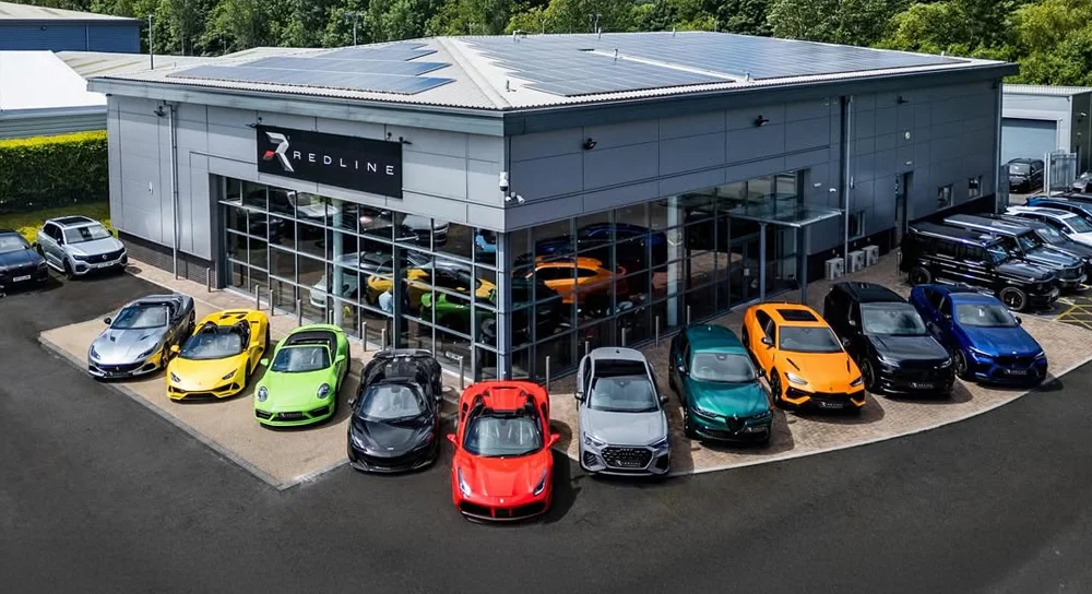 Luftaufnahme des Showrooms von Redline Specialist Cars in Knaresborough, Sportwagen und SUV auf dem Vorplatz aufgereiht