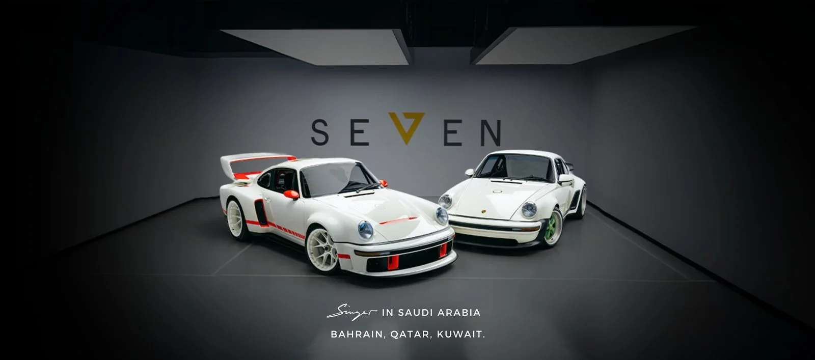 Deux Porsche 911 blanches préparées par Singer exposées sous l'emblème SEVEN dans le showroom de Riyad