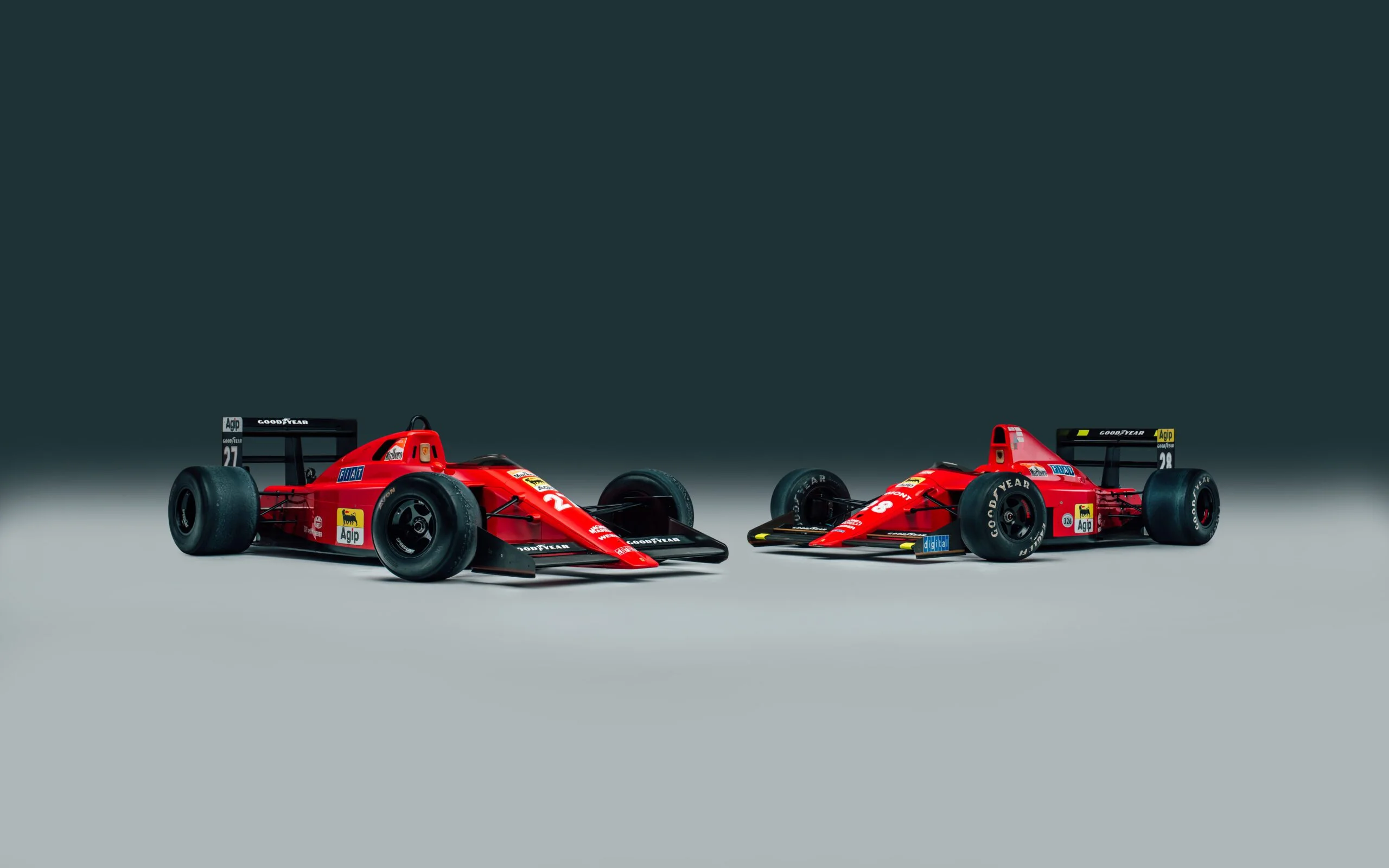 Due Ferrari di Formula 1 rosse del 1989, la 639 e la 640, affiancate in studio