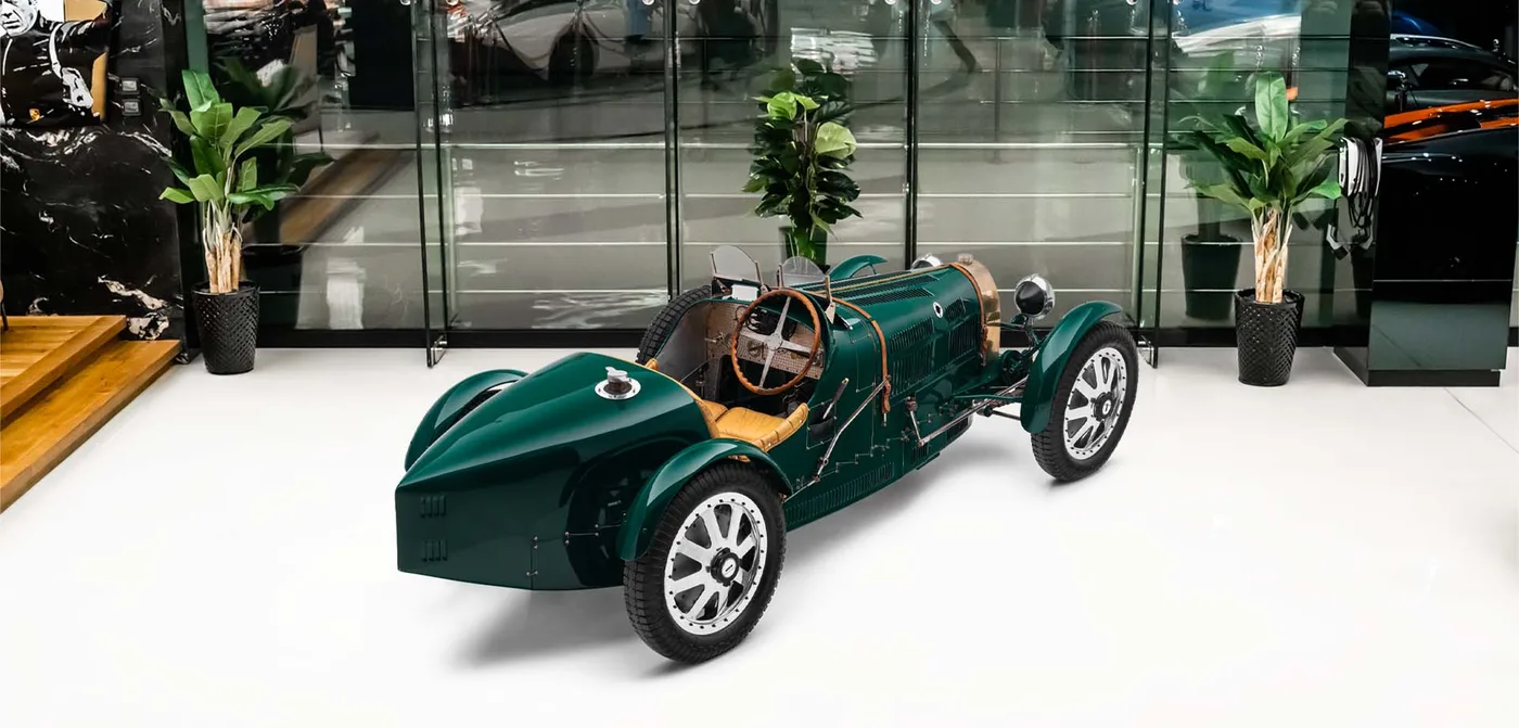 1924 Bugatti Type 35 Pur Sang recreation offered by a specialist dealer in Dubai, United Arab Emirates, exterior view 2