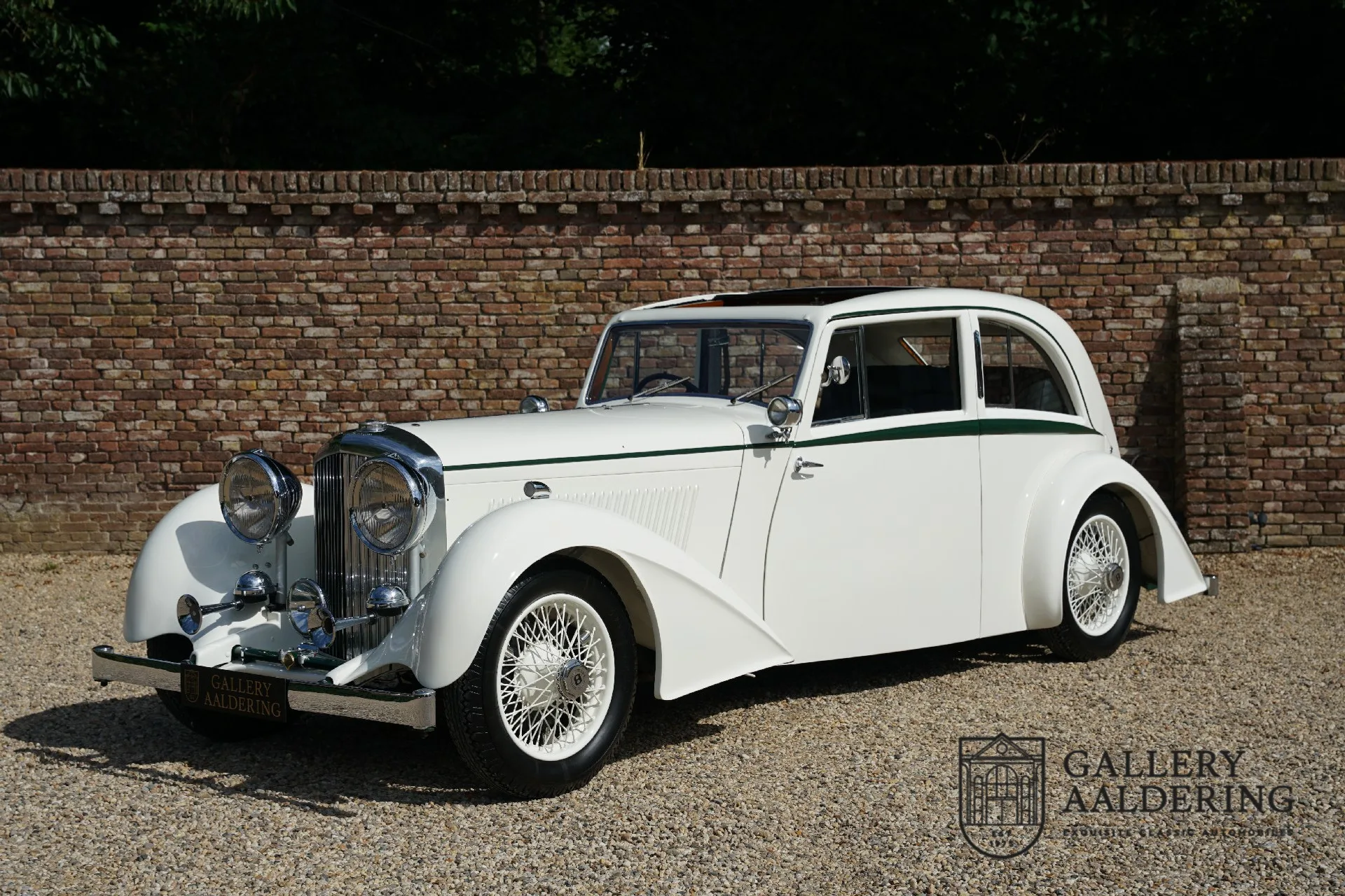 1933 Bentley 3.5 Litre Streamline Saloon by Park Ward offered by a specialist dealer in Brummen, Netherlands, main photo