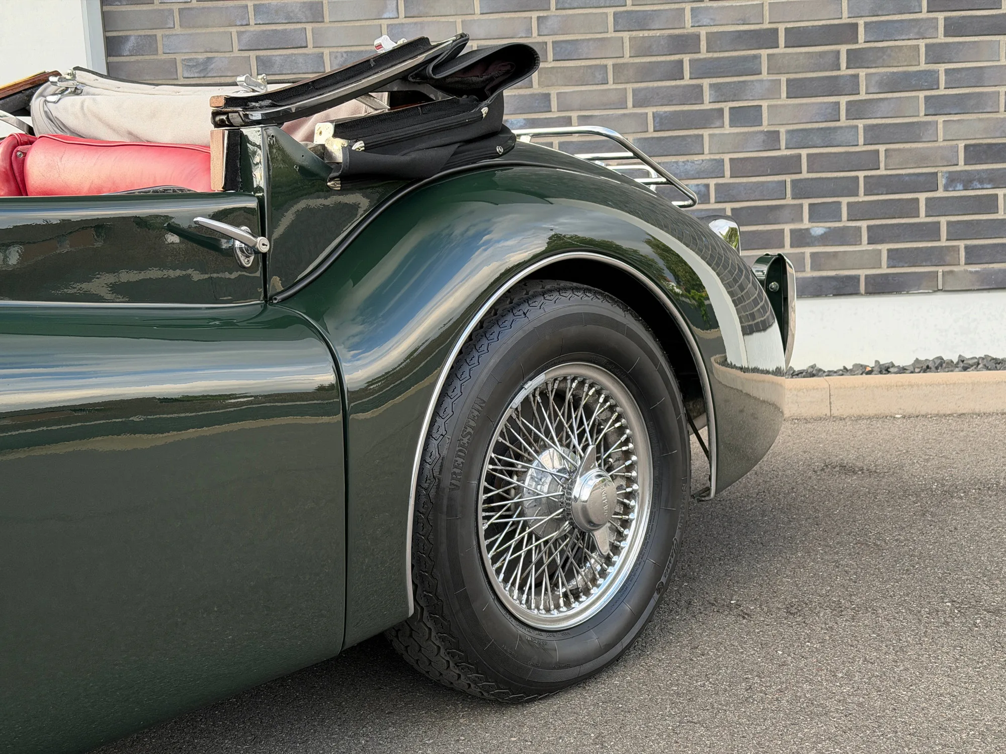 1953 Jaguar XK120 Drophead Coupé, 14/30