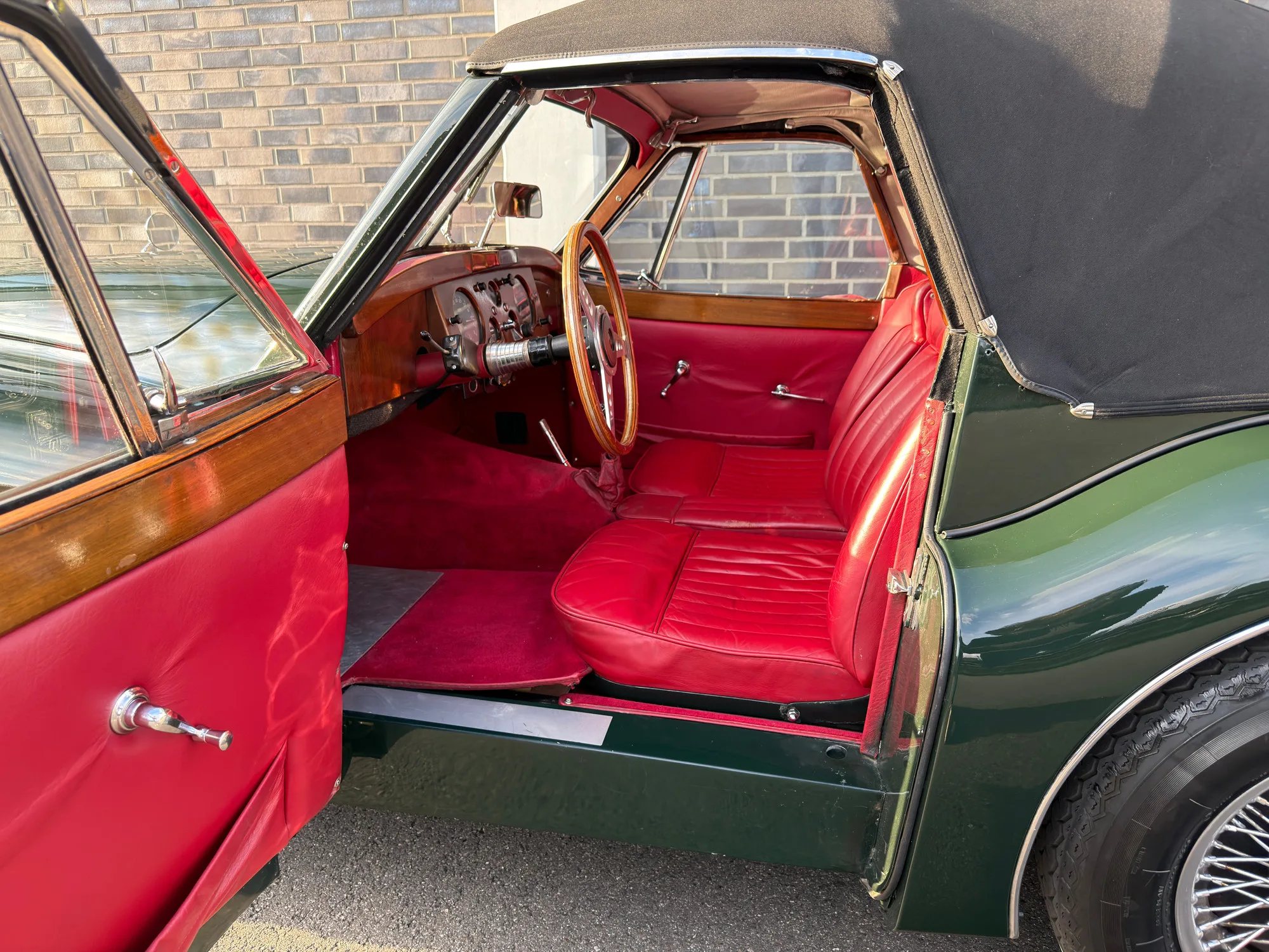 1953 Jaguar XK120 Drophead Coupé, 27/30