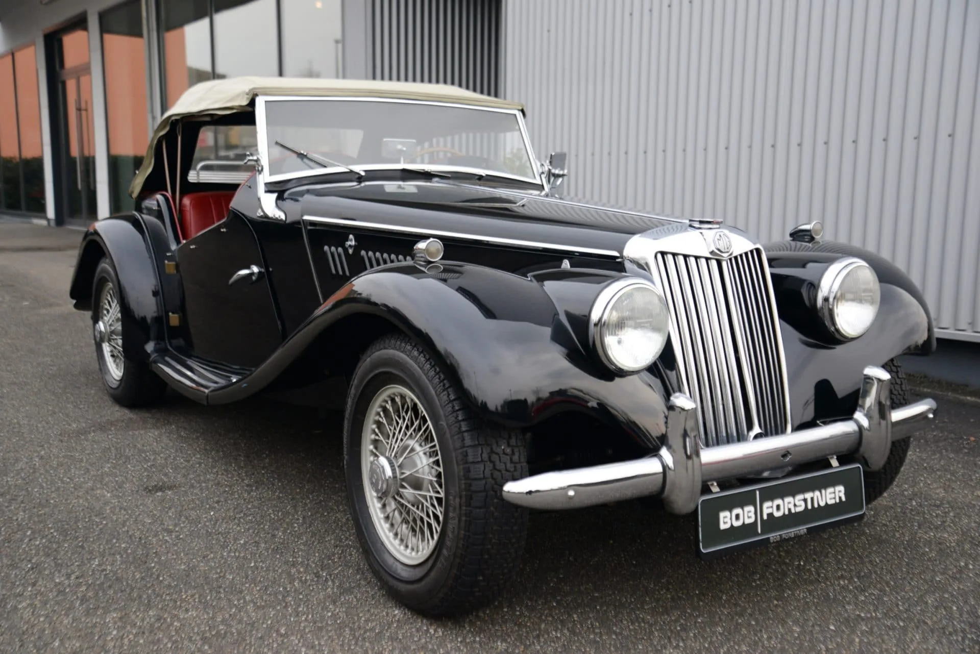 1954 MG TF proposée par un concessionnaire spécialisé à Stuttgart, Allemagne, photo principale