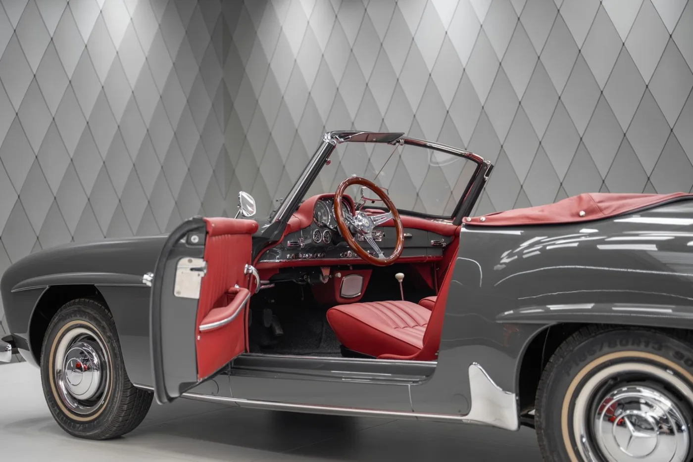 1955 Mercedes-Benz 190 SL Roadster offered by a supercar dealer in Schenefeld, Germany, photo 11 of 25