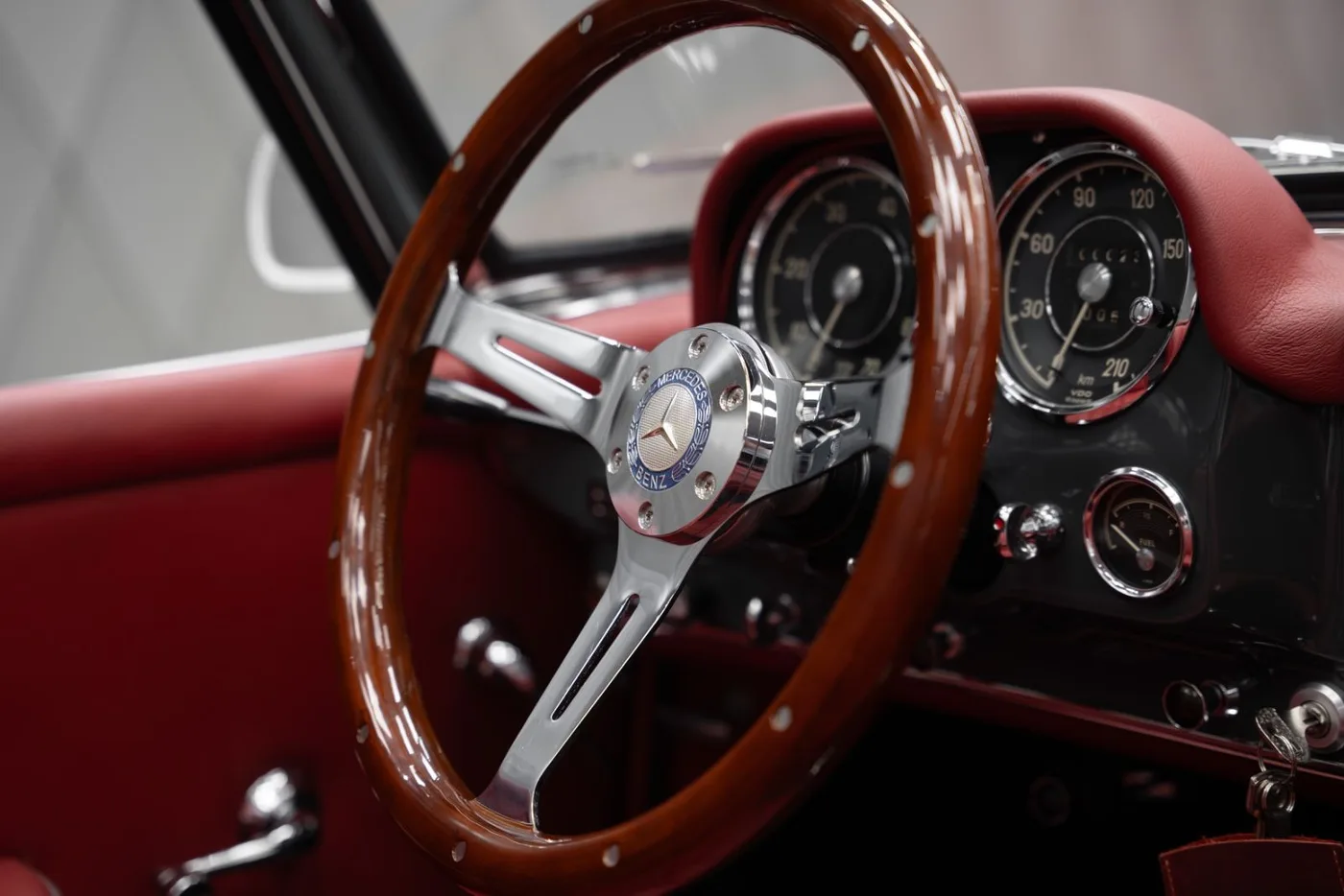1955 Mercedes-Benz 190 SL Roadster offered by a supercar dealer in Schenefeld, Germany, photo 18 of 25