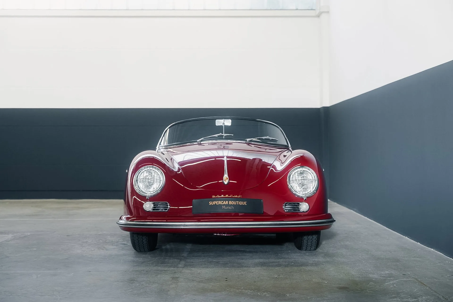 1955 Porsche 356 en un concesionario especializado de Múnich, Alemania, foto principal
