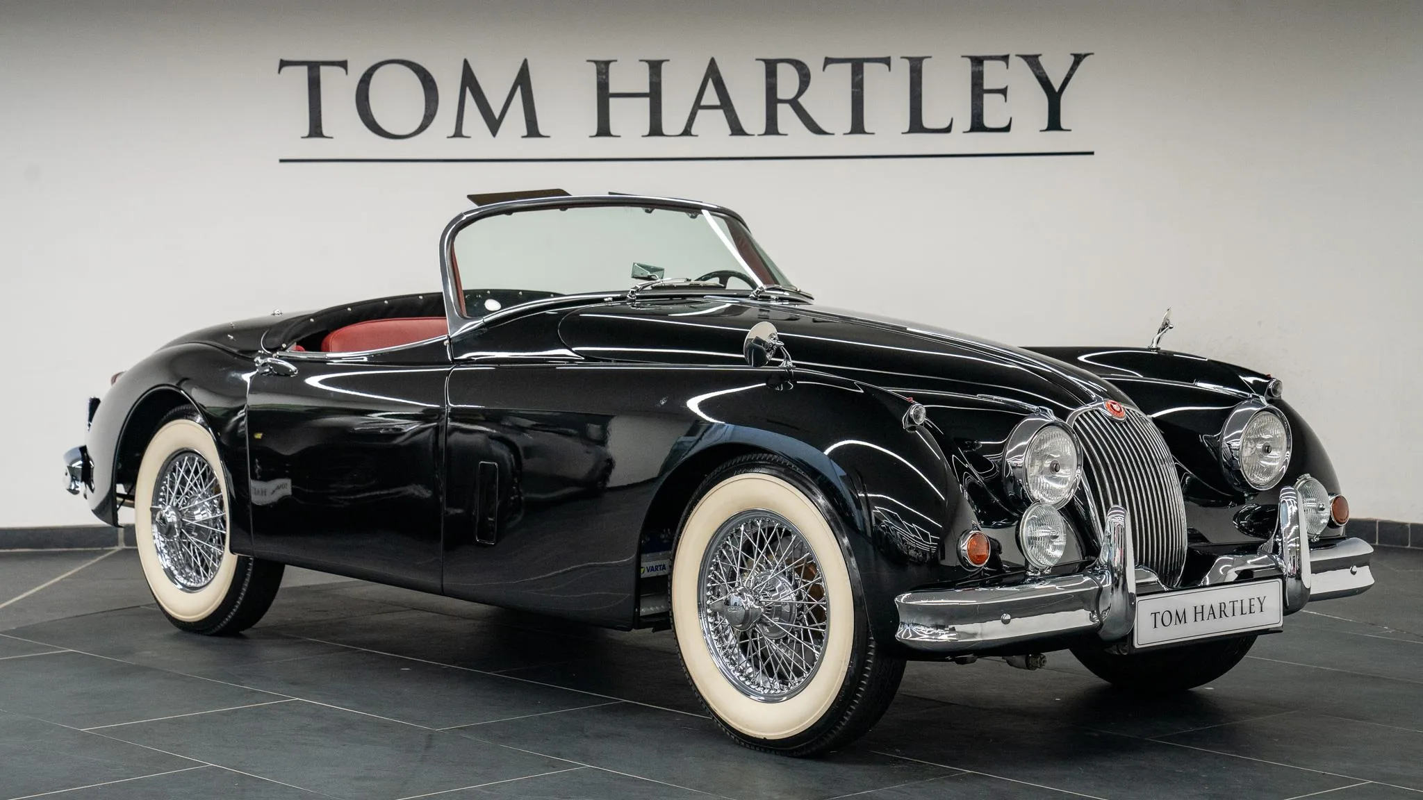 1958 Jaguar XK150 Roadster proposée par un concessionnaire spécialisé à Swadlincote, Royaume-Uni, photo principale
