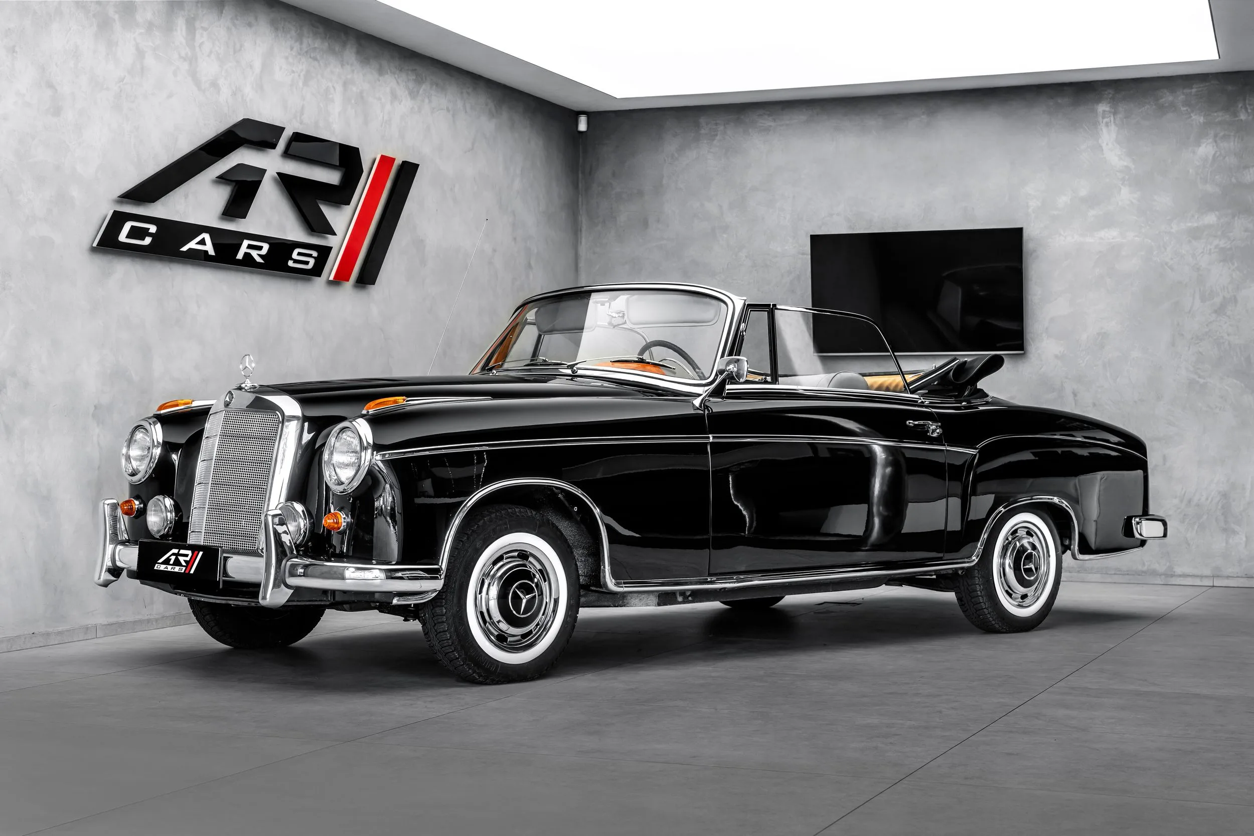 1958 Mercedes-Benz 220 S proposée par un concessionnaire spécialisé à Ostrava, Tchéquie, photo principale