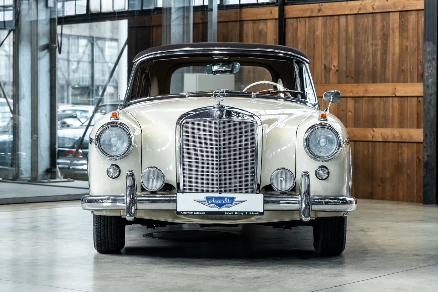 1958 Mercedes-Benz 220 S Cabriolet proposée par un concessionnaire spécialisé à Neuss, Allemagne, photo 5 sur 10