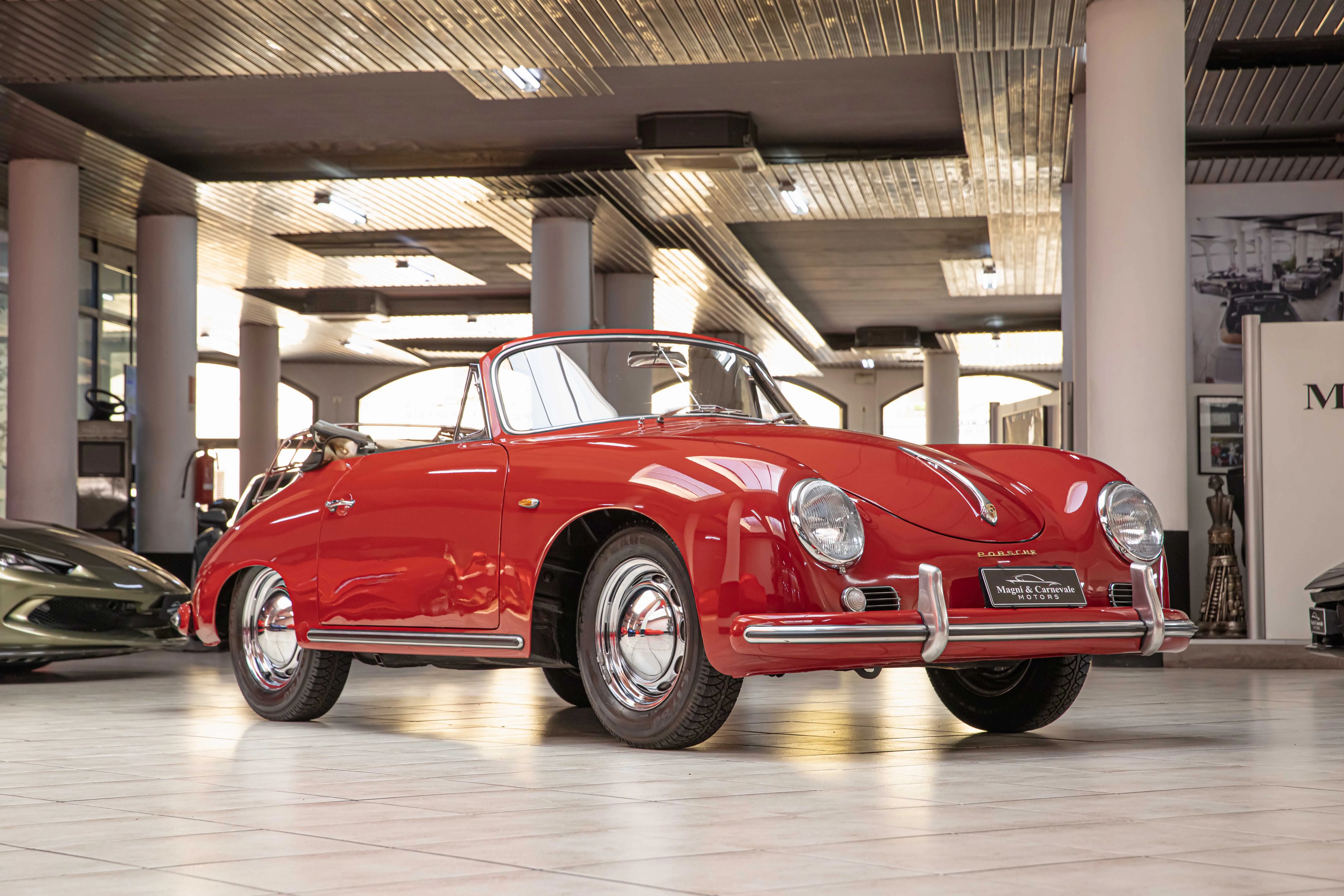 1958 Porsche 356 A 1600 Super Cabriolet en un concesionario especializado de Sesto San Giovanni, Italia, foto principal