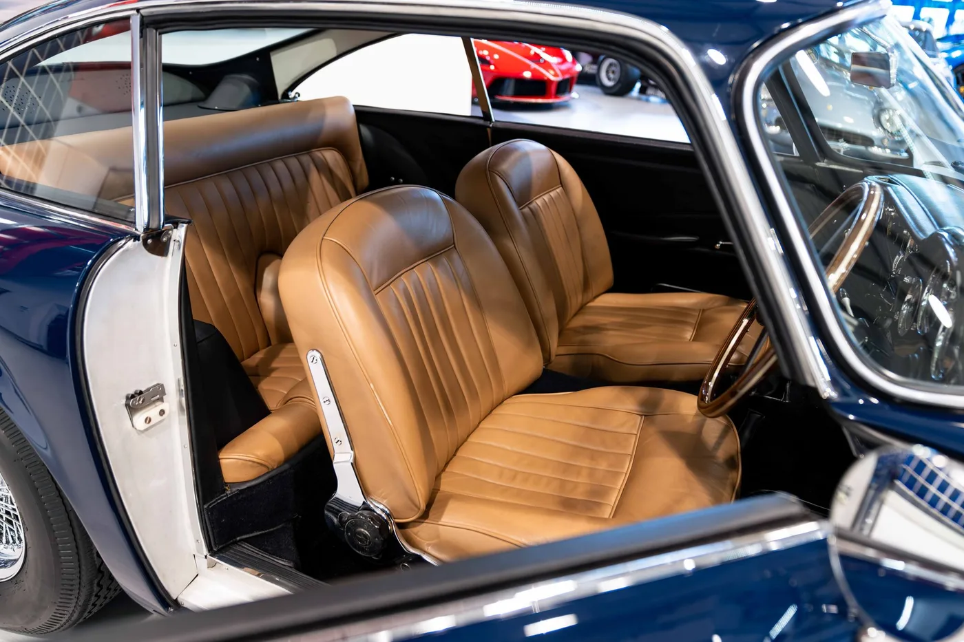 1959 Aston Martin DB4 Series 1 proposée par un spécialiste de la voiture de collection à London, Royaume-Uni, photo 11 sur 25