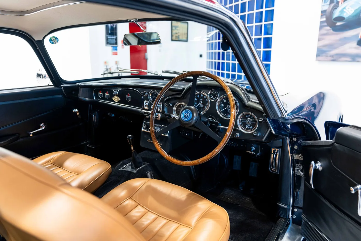 1959 Aston Martin DB4 Series 1 proposée par un spécialiste de la voiture de collection à London, Royaume-Uni, photo 14 sur 25