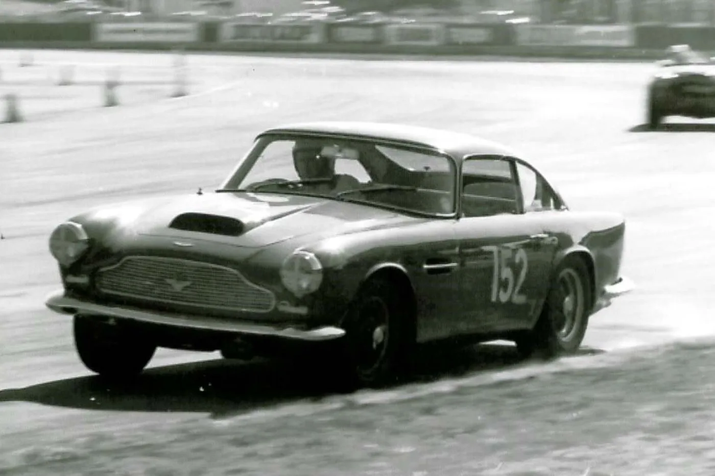 1959 Aston Martin DB4 Series 1 proposée par un spécialiste de la voiture de collection à London, Royaume-Uni, photo 22 sur 25