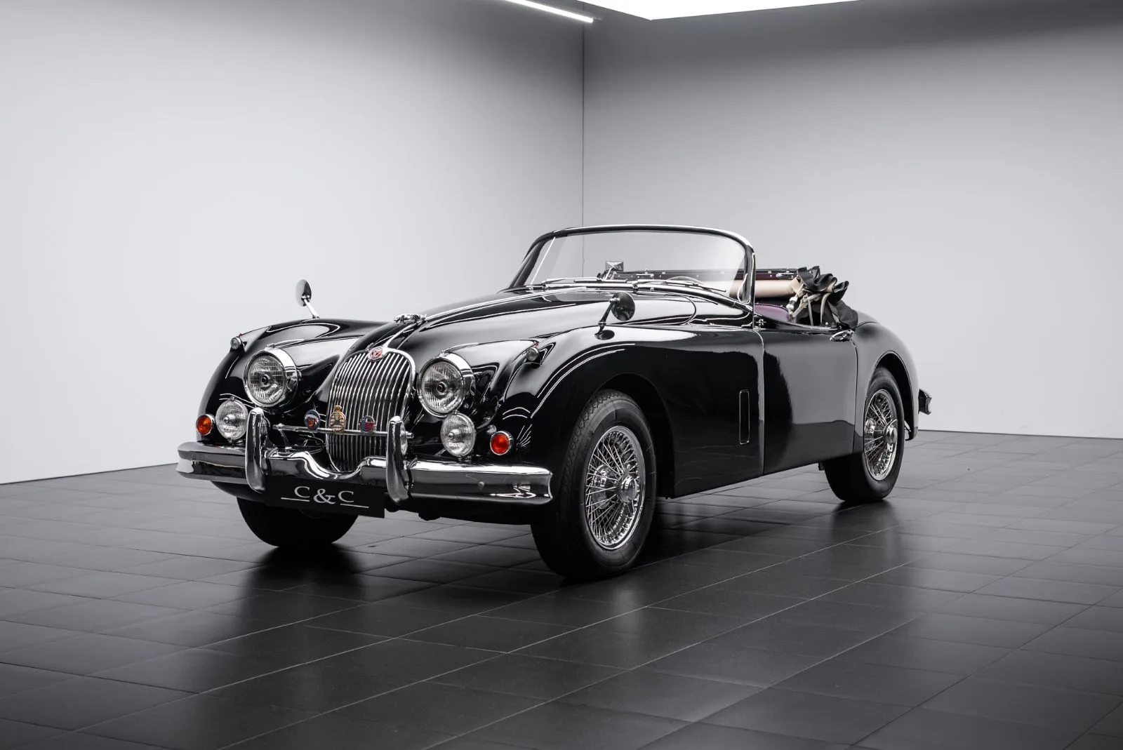 1959 Jaguar XK150 S OTS proposée par un concessionnaire spécialisé à Putzbrunn, Allemagne, photo principale
