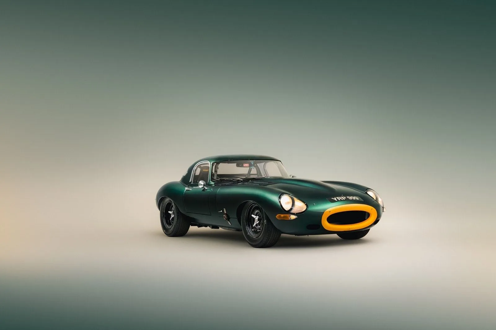 1961 Jaguar E-Type 3.8 Semi-Lightweight Roadster proposée par un concessionnaire spécialisé à Chorleywood, Royaume-Uni, photo principale