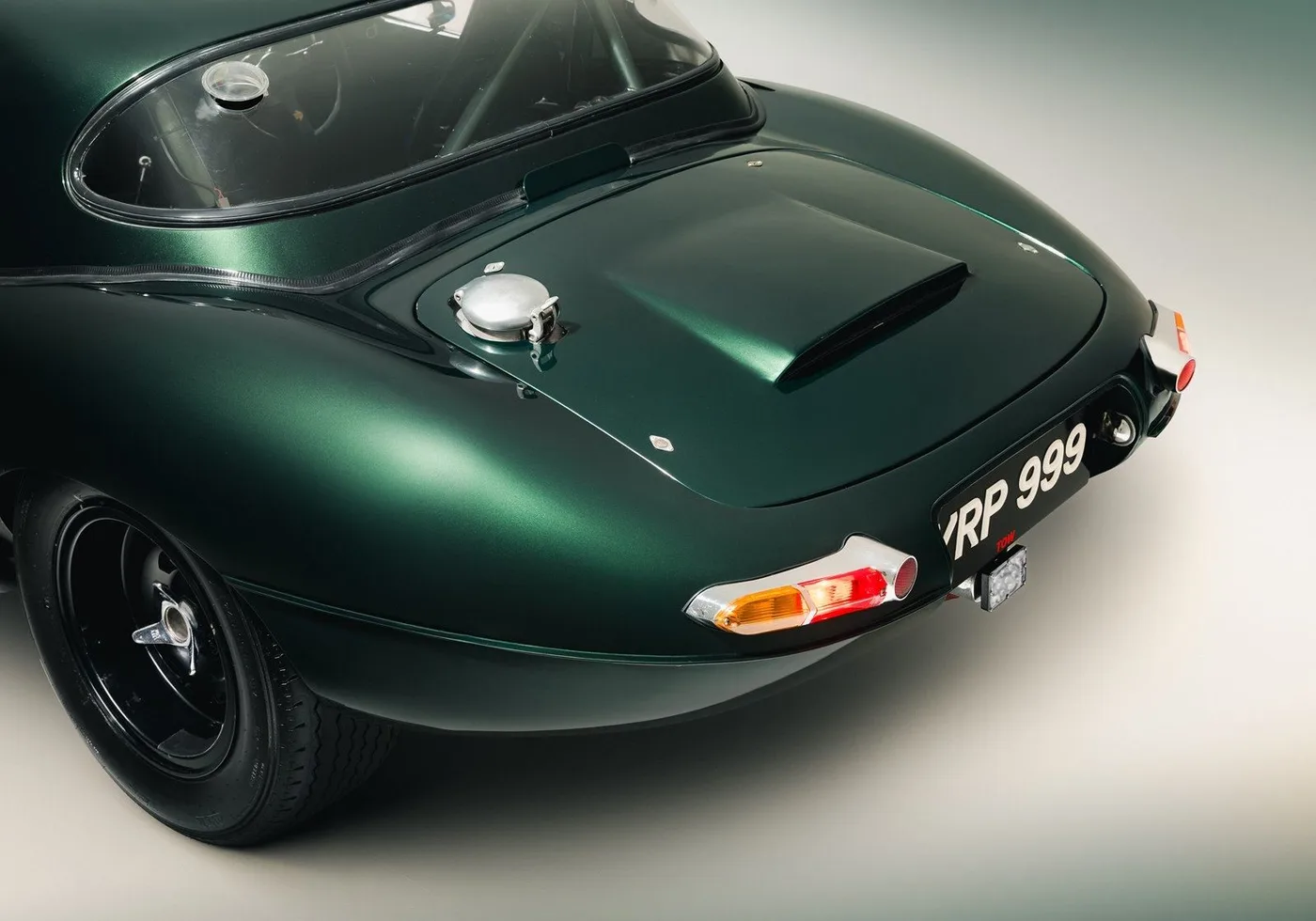 1961 Jaguar E-Type 3.8 Semi-Lightweight Roadster offered by a specialist dealer in Chorleywood, United Kingdom, photo 12 of 15