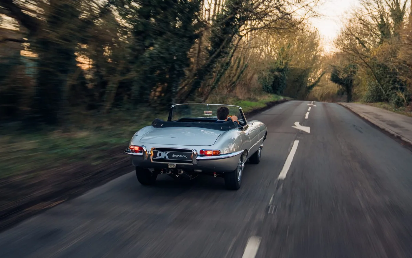 1961 Jaguar E-Type 3.8 Roadster, flat floor proposée par un concessionnaire spécialisé à Chorleywood, Royaume-Uni, photo 2 sur 15