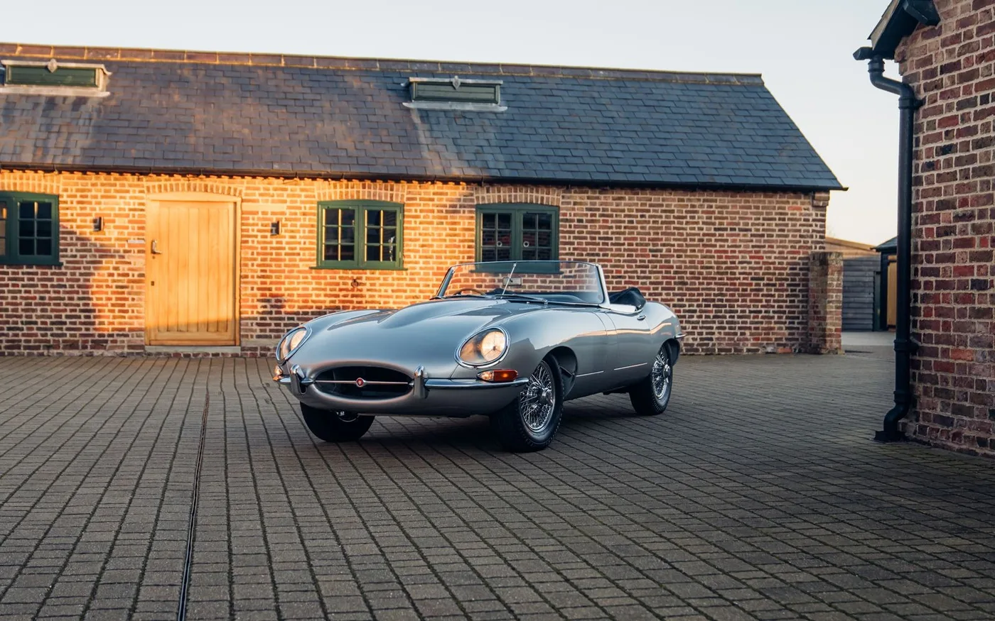 1961 Jaguar E-Type 3.8 Roadster, flat floor proposée par un concessionnaire spécialisé à Chorleywood, Royaume-Uni, photo 3 sur 15