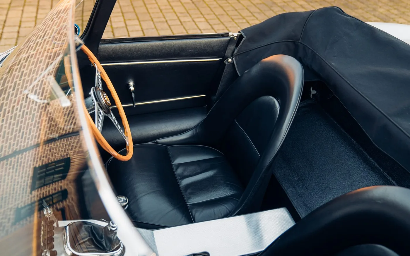 1961 Jaguar E-Type 3.8 Roadster, flat floor proposée par un concessionnaire spécialisé à Chorleywood, Royaume-Uni, photo 5 sur 15
