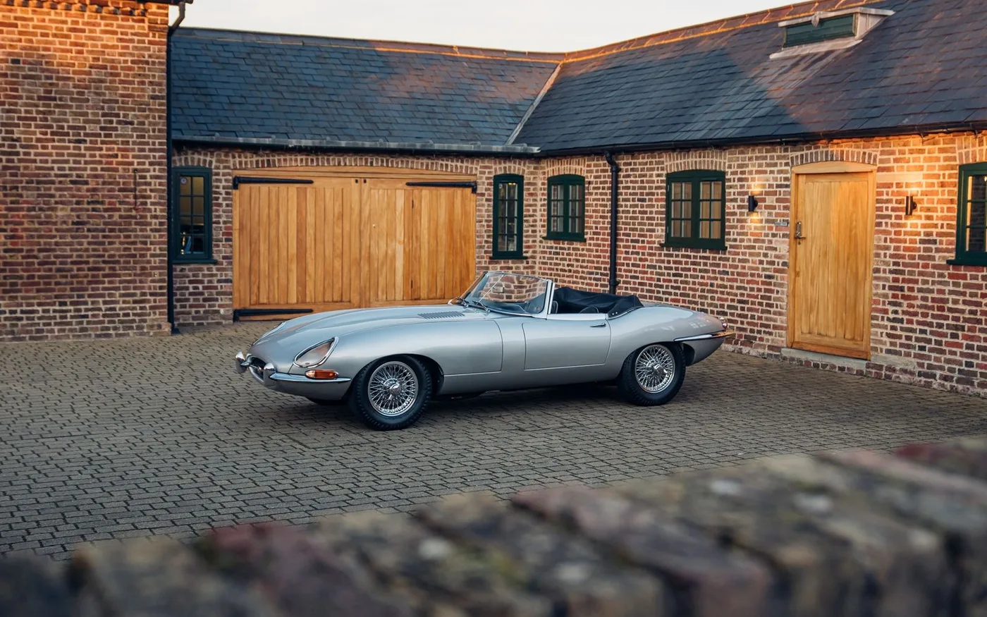 1961 Jaguar E-Type 3.8 Roadster, flat floor proposée par un concessionnaire spécialisé à Chorleywood, Royaume-Uni, photo 6 sur 15
