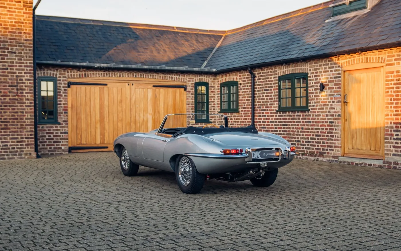 1961 Jaguar E-Type 3.8 Roadster, flat floor proposée par un concessionnaire spécialisé à Chorleywood, Royaume-Uni, photo 9 sur 15