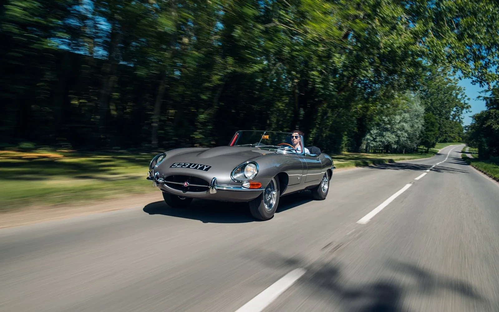 1961 Jaguar E-Type 3.8 Roadster, outside bonnet lock proposée par un concessionnaire spécialisé à Chorleywood, Royaume-Uni, photo principale
