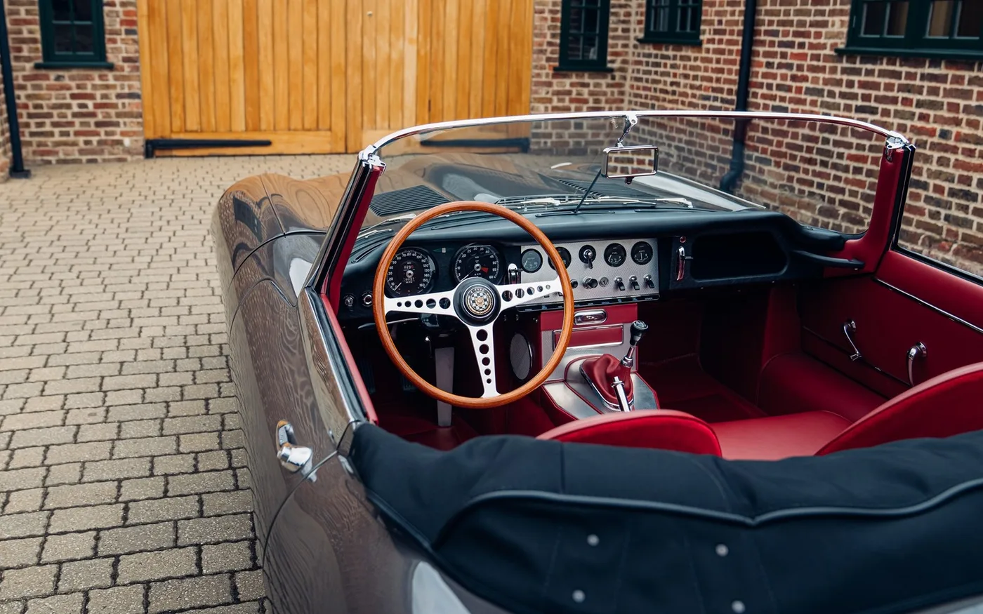 1961 Jaguar E-Type 3.8 Roadster, outside bonnet lock proposée par un concessionnaire spécialisé à Chorleywood, Royaume-Uni, photo 4 sur 15