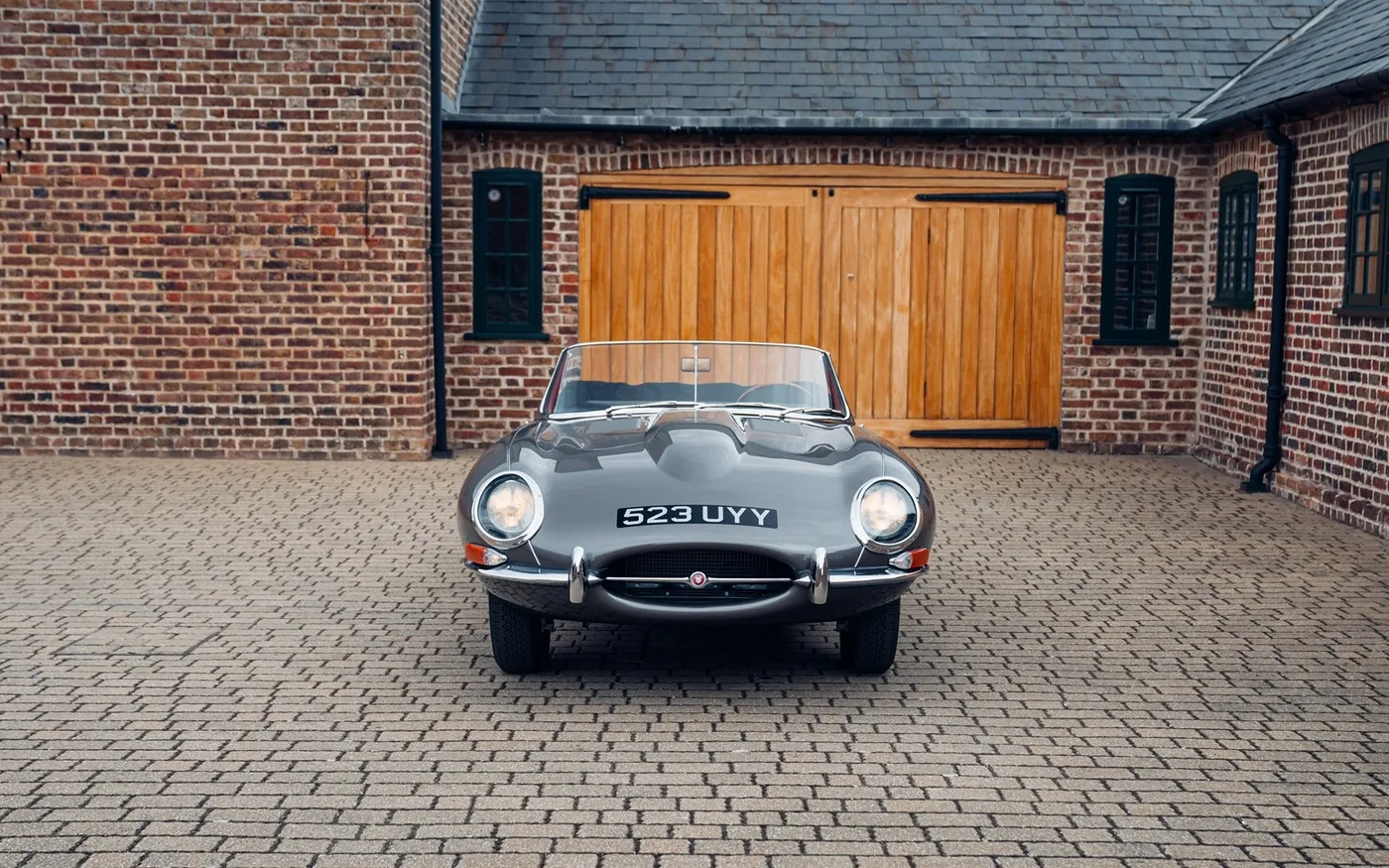 1961 Jaguar E-Type 3.8 Roadster, outside bonnet lock proposée par un concessionnaire spécialisé à Chorleywood, Royaume-Uni, photo 6 sur 15