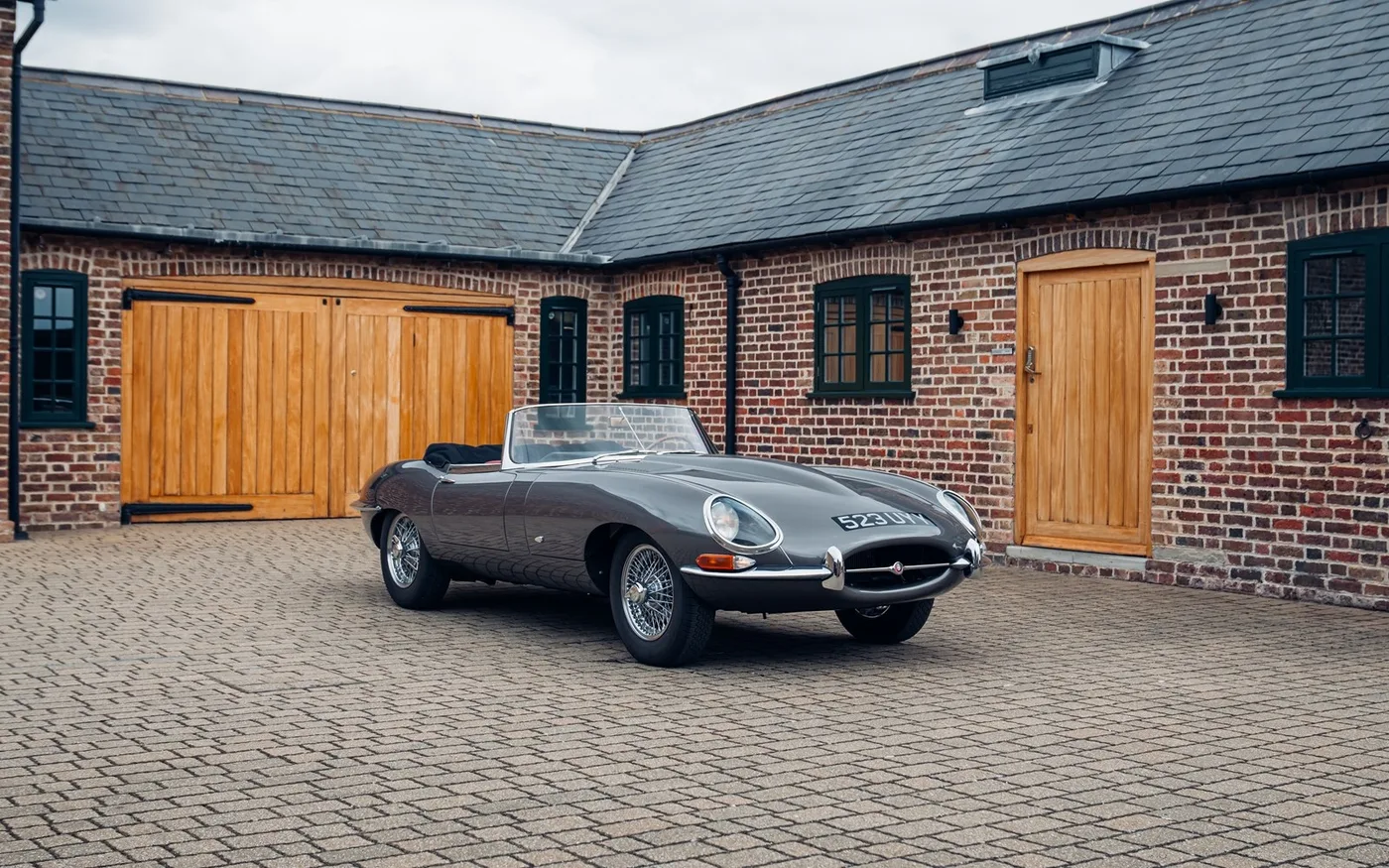 1961 Jaguar E-Type 3.8 Roadster, outside bonnet lock proposée par un concessionnaire spécialisé à Chorleywood, Royaume-Uni, photo 7 sur 15