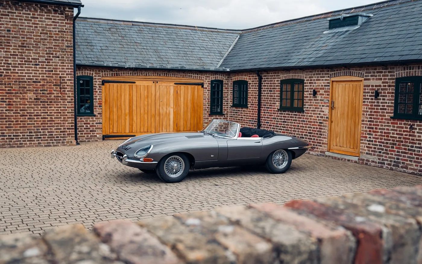 1961 Jaguar E-Type 3.8 Roadster, outside bonnet lock proposée par un concessionnaire spécialisé à Chorleywood, Royaume-Uni, photo 10 sur 15