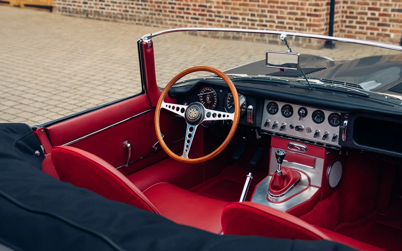 1961 Jaguar E-Type 3.8 Roadster, outside bonnet lock proposée par un concessionnaire spécialisé à Chorleywood, Royaume-Uni, photo 11 sur 15