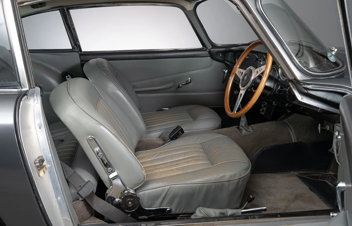 1963 Aston Martin DB4 Vantage Series V, 29/30