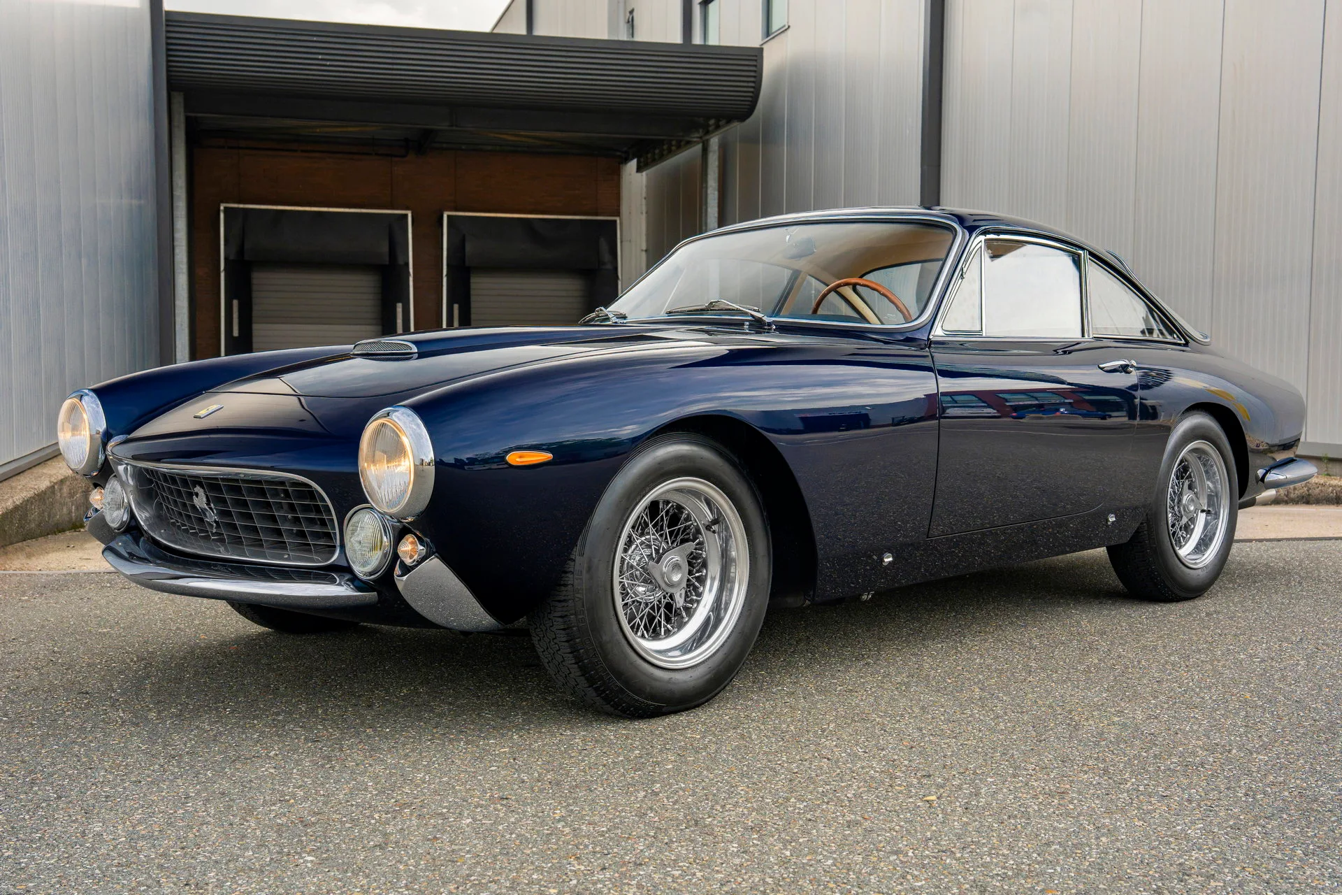 1963 Ferrari 250 GT Lusso proposée par un concessionnaire spécialisé à Woerden, Pays-Bas, photo principale