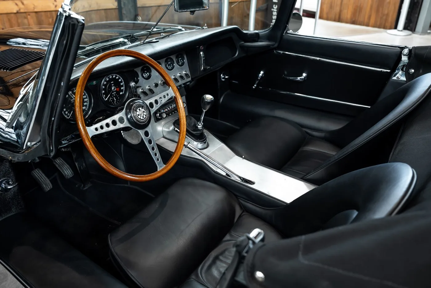 1963 Jaguar E-Type 3.8 Roadster proposée par un concessionnaire spécialisé à Neuss, Allemagne, photo 9 sur 10