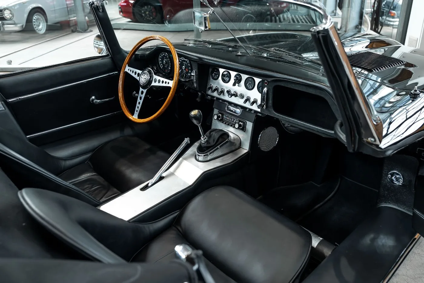 1963 Jaguar E-Type 3.8 Roadster proposée par un concessionnaire spécialisé à Neuss, Allemagne, photo 10 sur 10