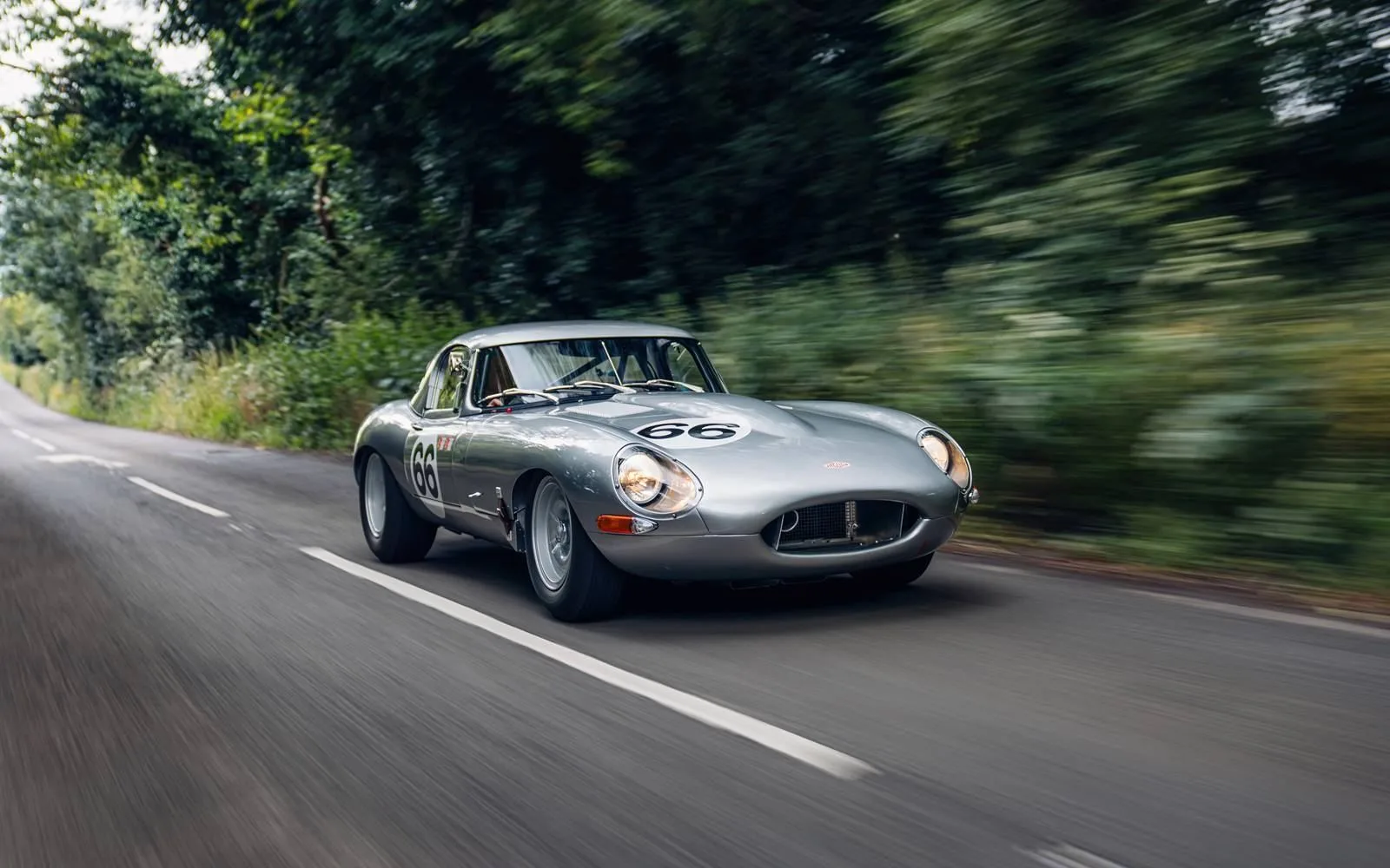 1963 Jaguar E-Type Lightweight Continuation proposée par un concessionnaire spécialisé à Chorleywood, Royaume-Uni, photo principale