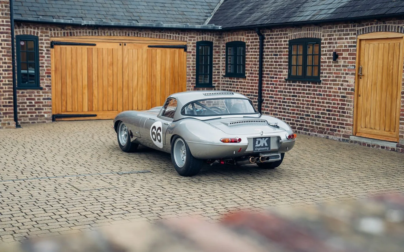1963 Jaguar E-Type Lightweight Continuation proposée par un concessionnaire spécialisé à Chorleywood, Royaume-Uni, photo 7 sur 15