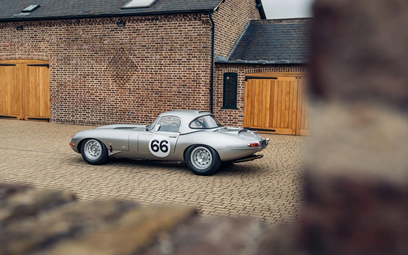 1963 Jaguar E-Type Lightweight Continuation proposée par un concessionnaire spécialisé à Chorleywood, Royaume-Uni, photo 9 sur 15