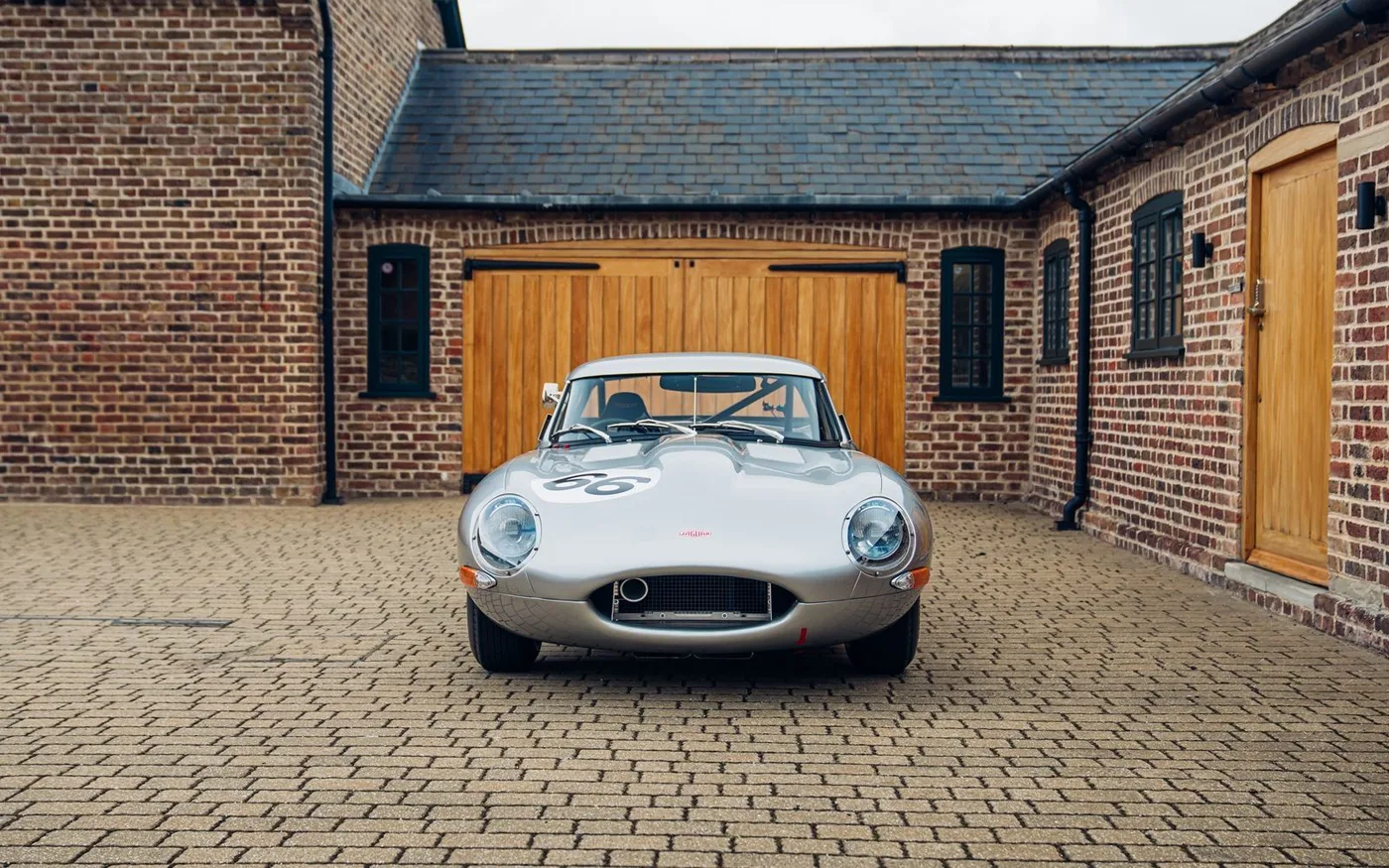 1963 Jaguar E-Type Lightweight Continuation proposée par un concessionnaire spécialisé à Chorleywood, Royaume-Uni, photo 10 sur 15