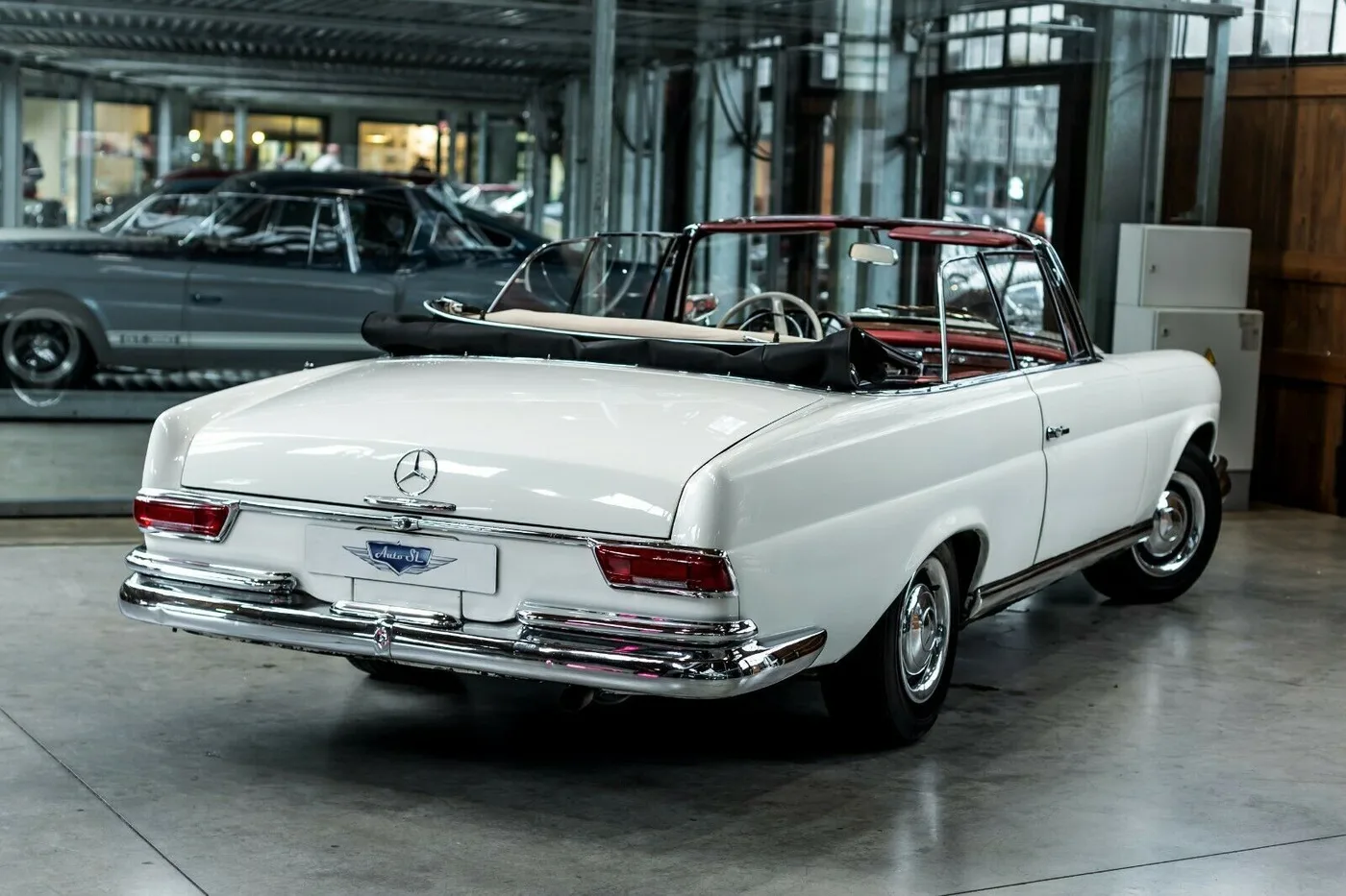1963 Mercedes-Benz 220 SE Cabriolet proposée par un concessionnaire spécialisé à Neuss, Allemagne, photo 2 sur 10