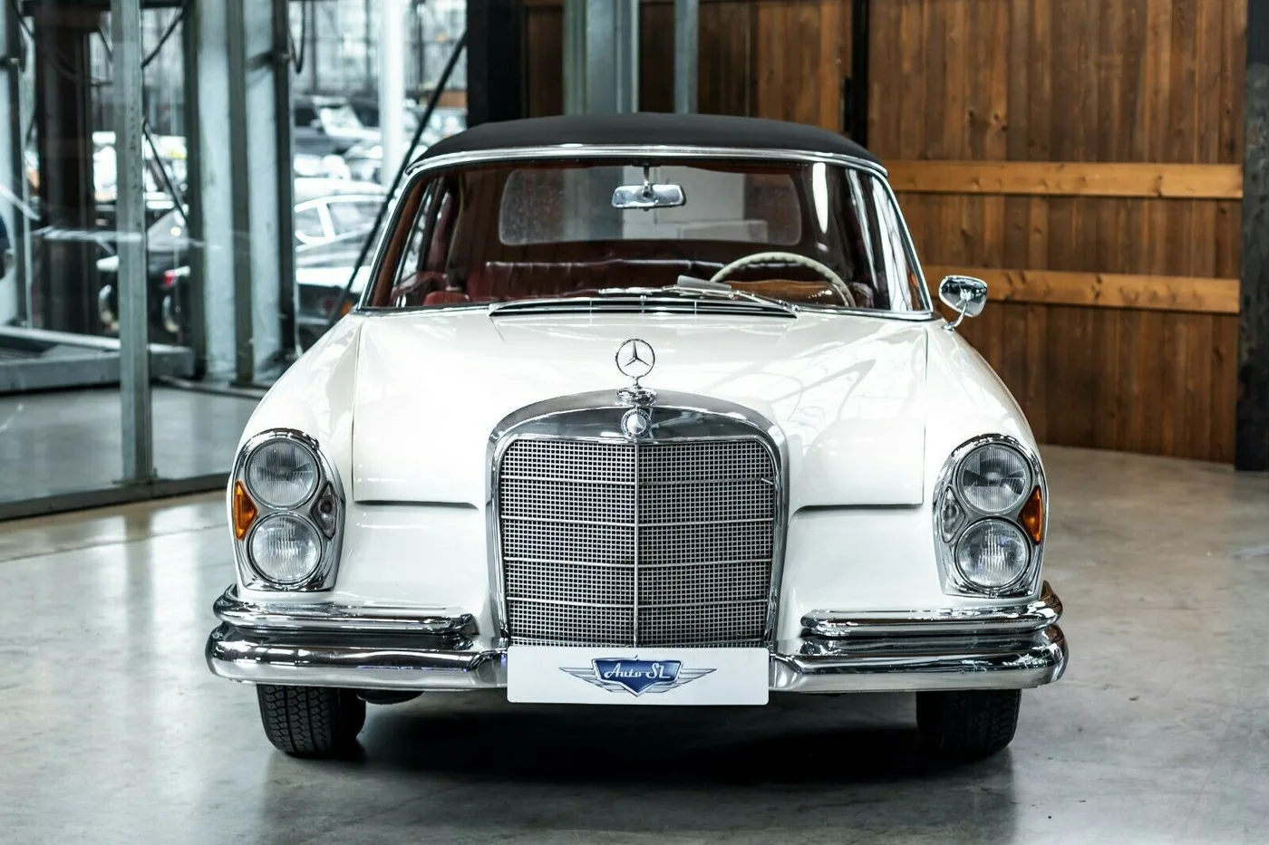 1963 Mercedes-Benz 220 SE Cabriolet proposée par un concessionnaire spécialisé à Neuss, Allemagne, photo 3 sur 10
