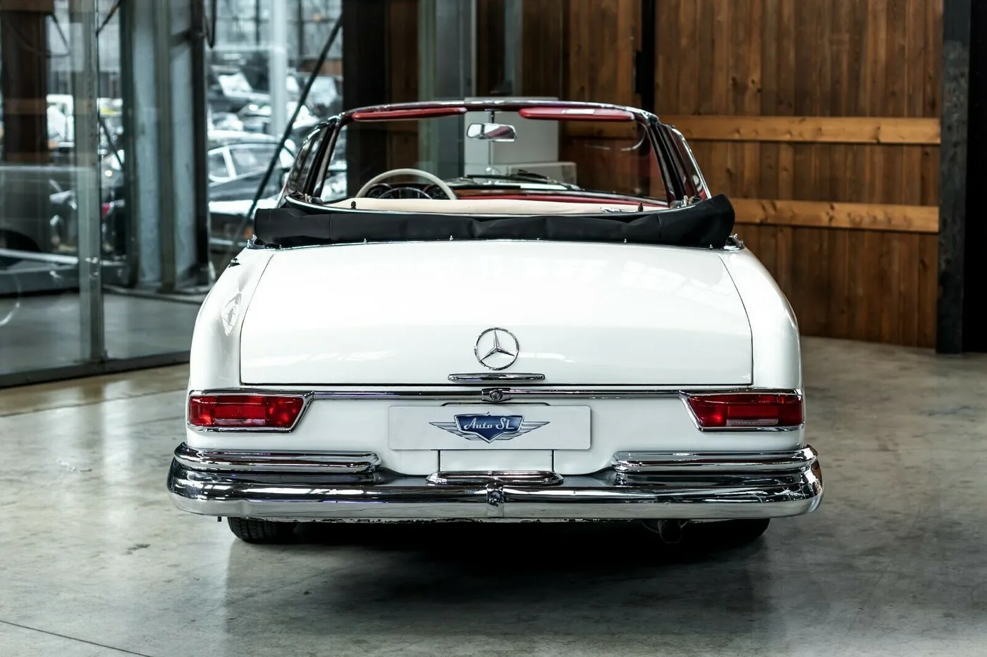 1963 Mercedes-Benz 220 SE Cabriolet proposée par un concessionnaire spécialisé à Neuss, Allemagne, photo 4 sur 10