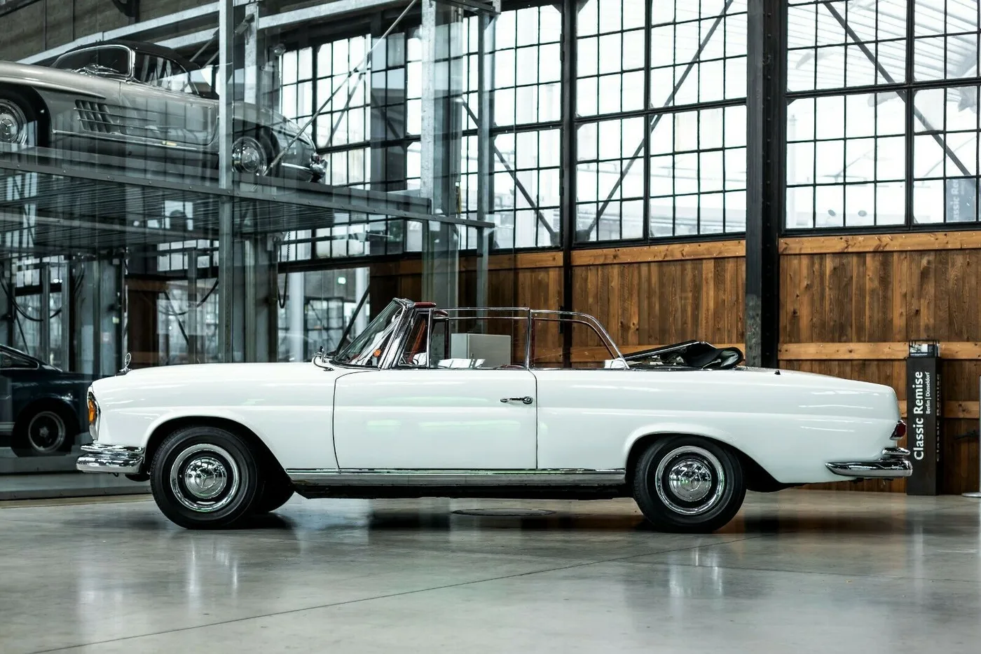 1963 Mercedes-Benz 220 SE Cabriolet proposée par un concessionnaire spécialisé à Neuss, Allemagne, photo 5 sur 10