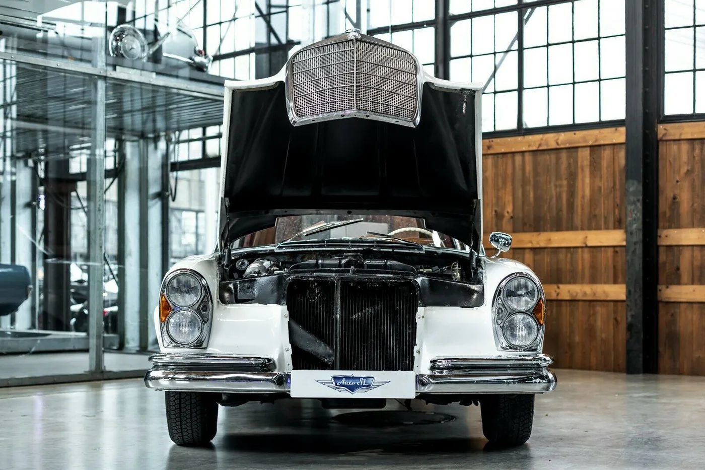 1963 Mercedes-Benz 220 SE Cabriolet proposée par un concessionnaire spécialisé à Neuss, Allemagne, photo 6 sur 10