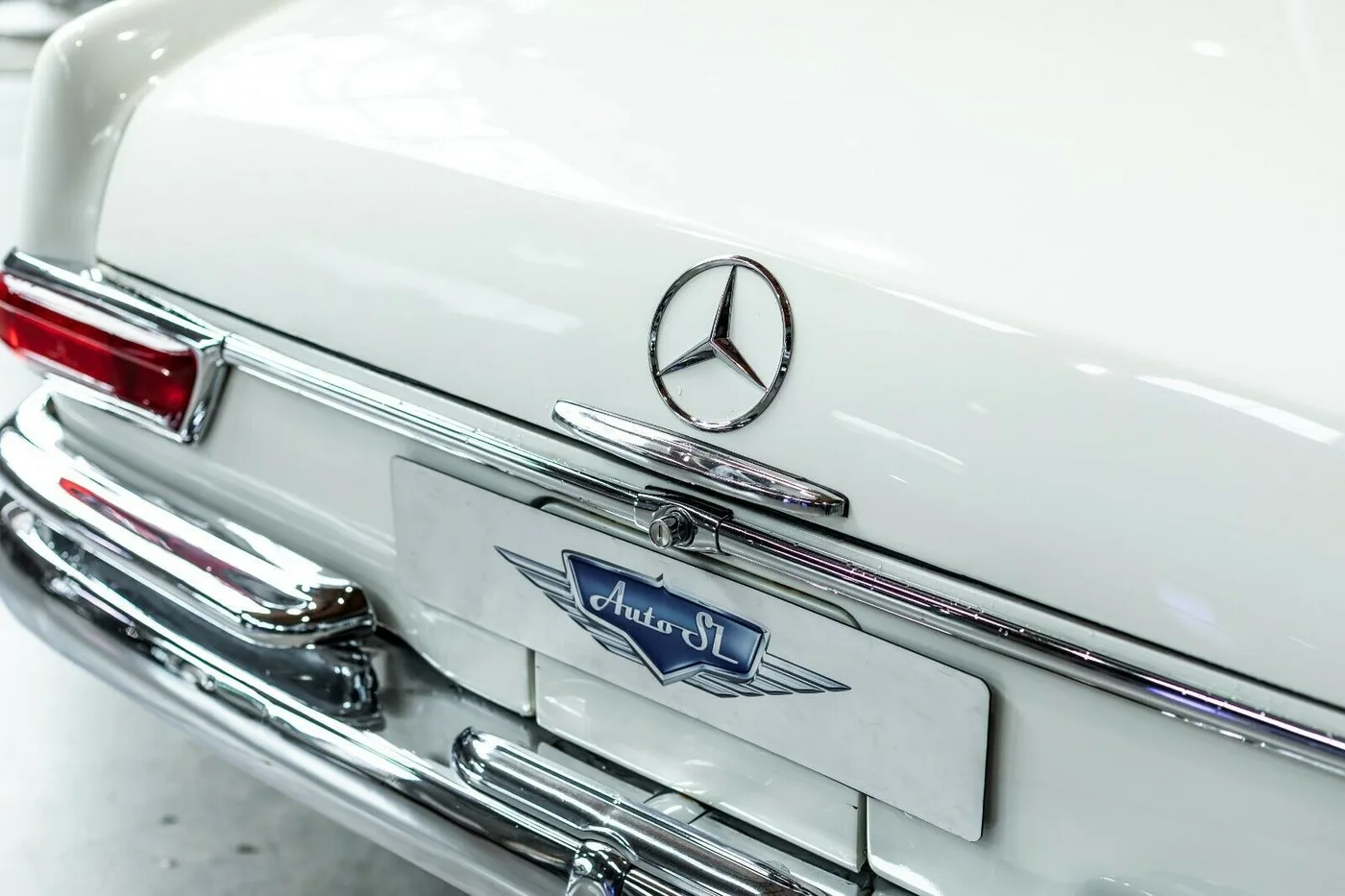 1963 Mercedes-Benz 220 SE Cabriolet proposée par un concessionnaire spécialisé à Neuss, Allemagne, photo 9 sur 10